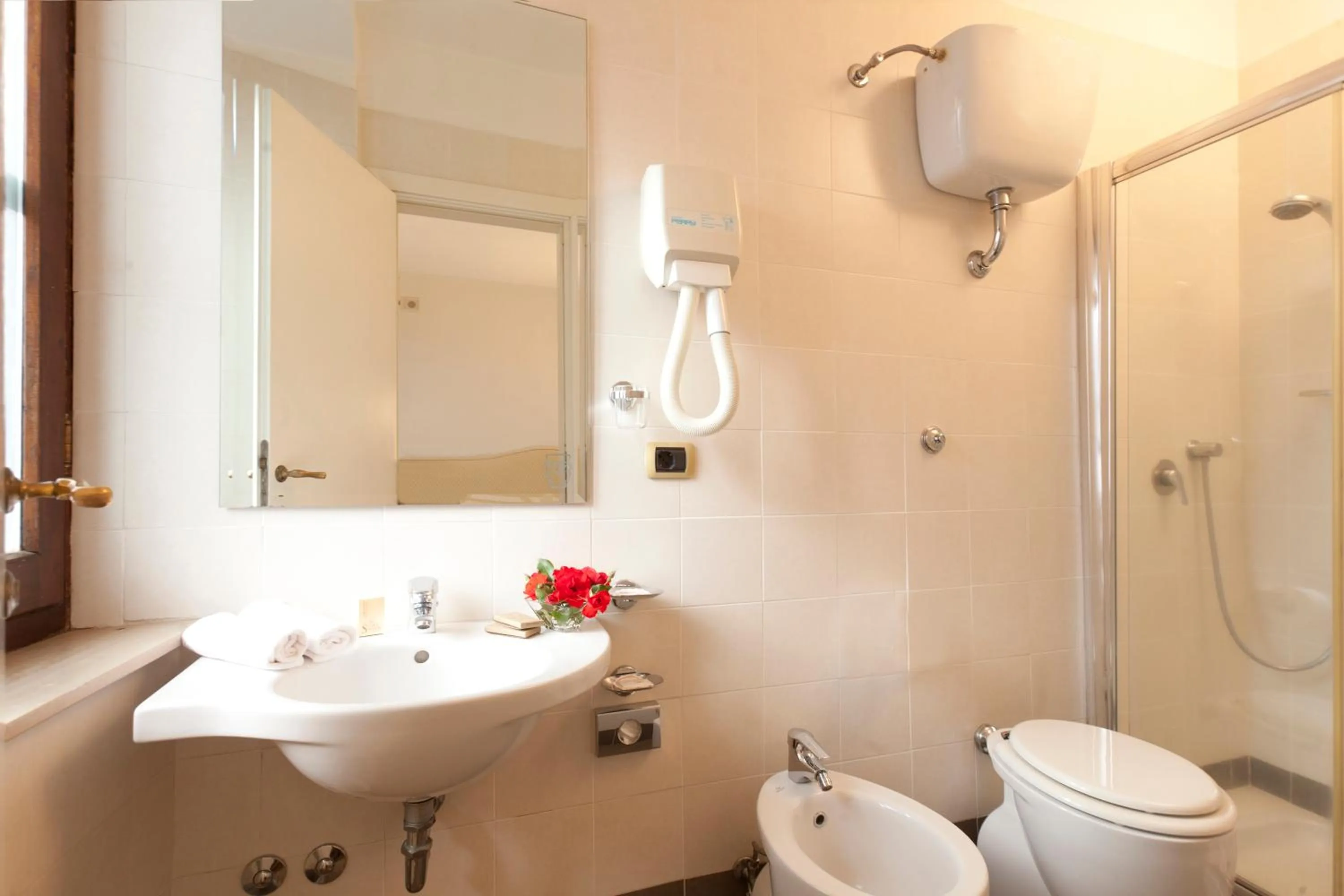 Shower in Hotel Scilla