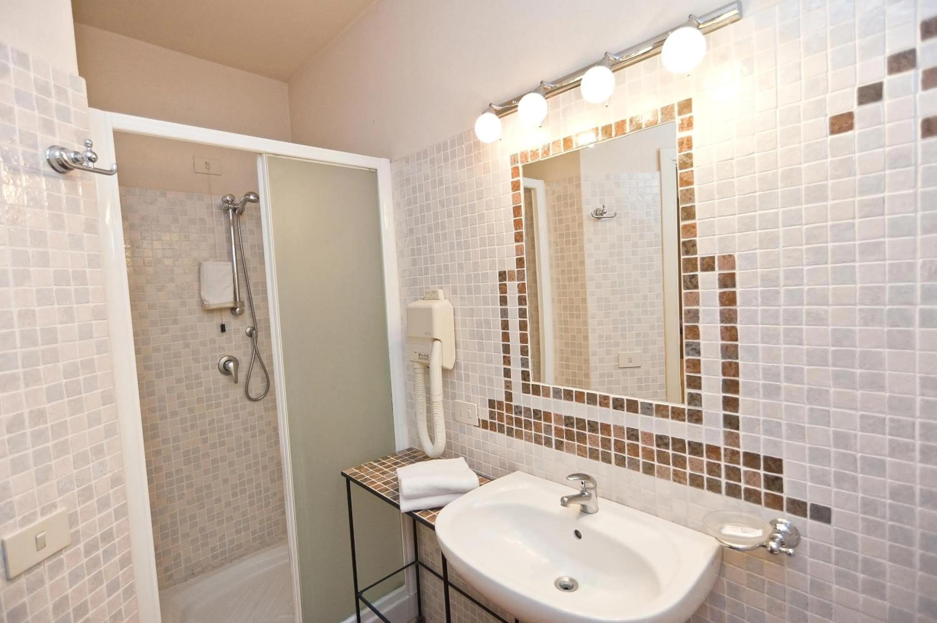 Shower in Hotel Scilla