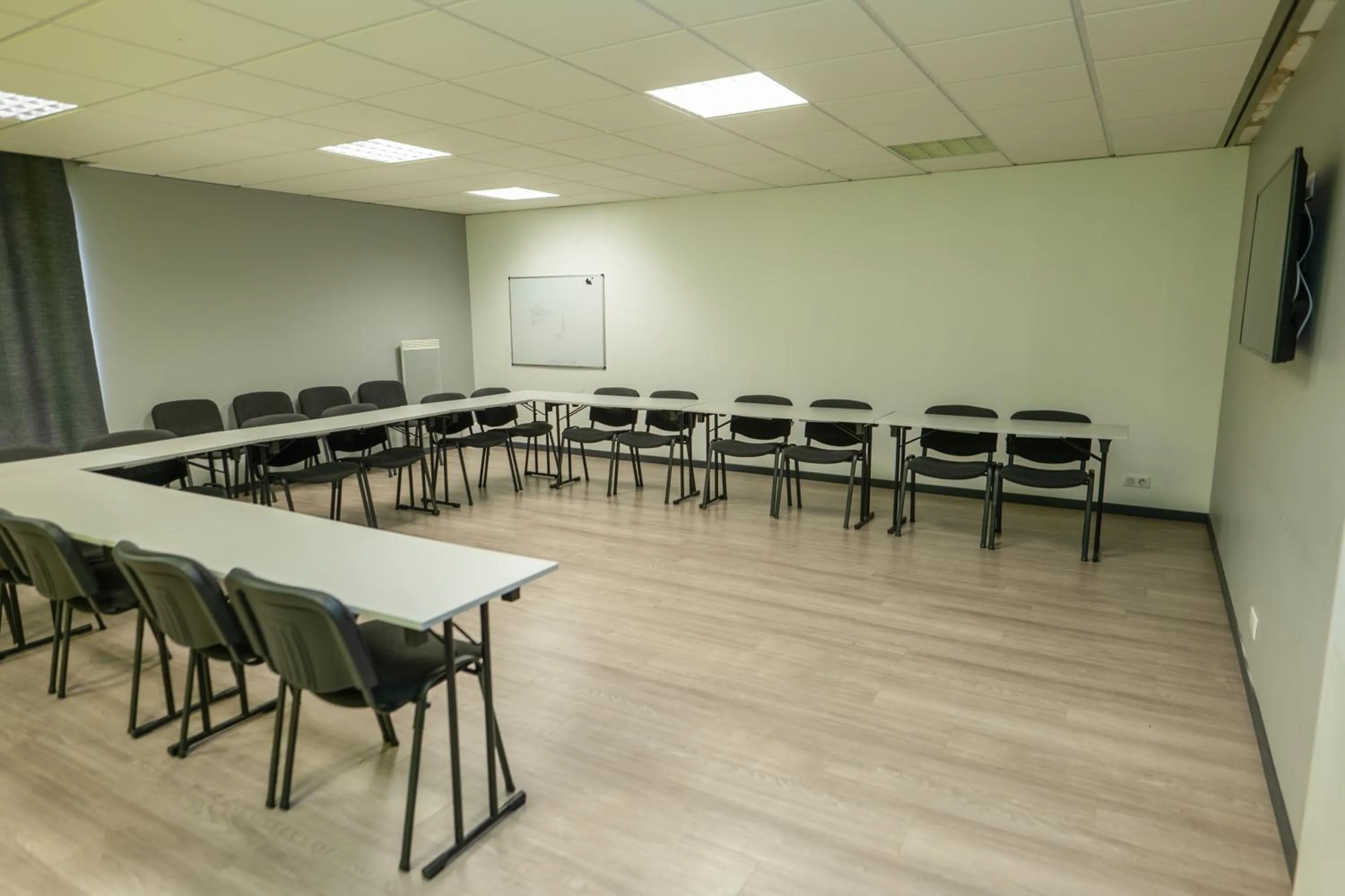 Meeting/conference room in Ibis budget Brest Sud Plougastel - Hôtel rénové