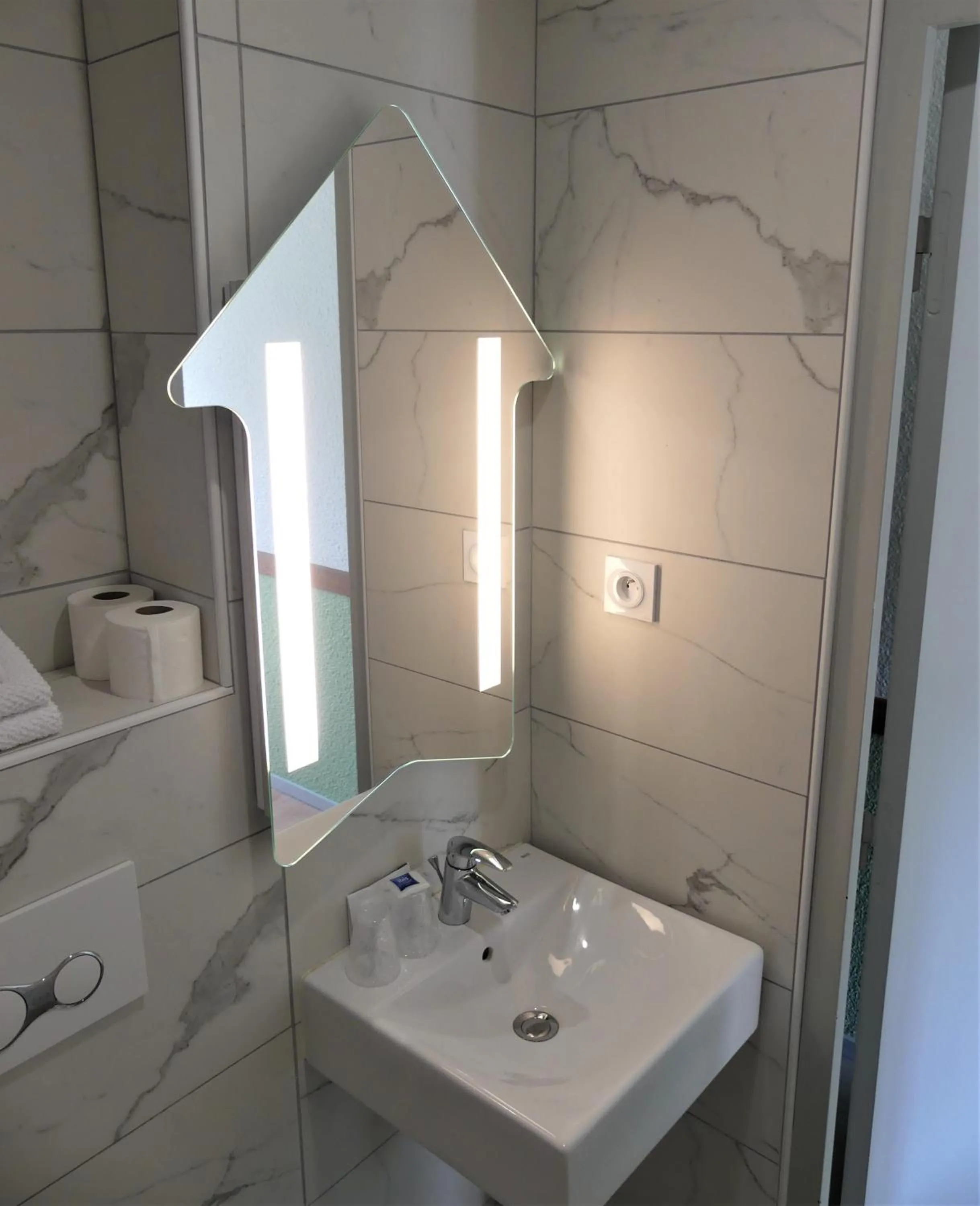 Bathroom in Ibis budget Brest Sud Plougastel - Hôtel rénové