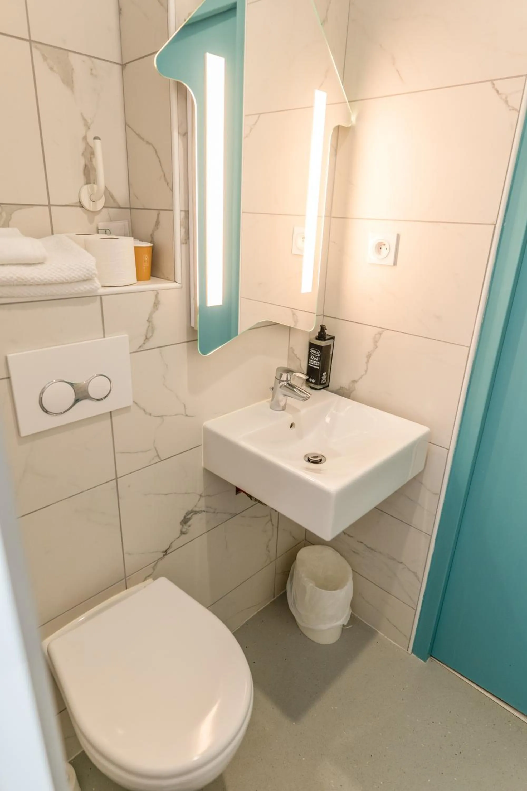 Shower in Ibis budget Brest Sud Plougastel - Hôtel rénové