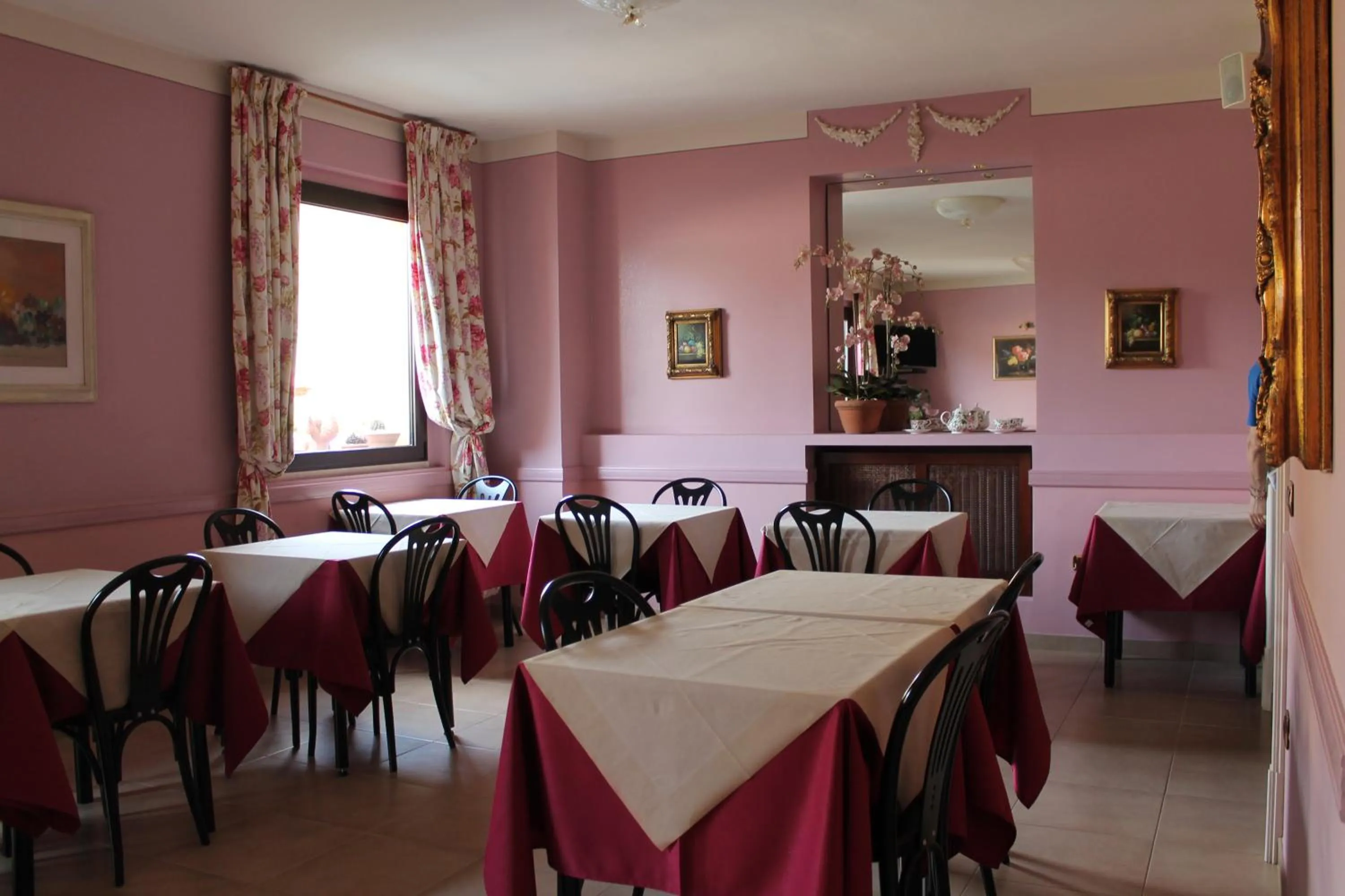 Restaurant/places to eat in Hotel Monna Lisa