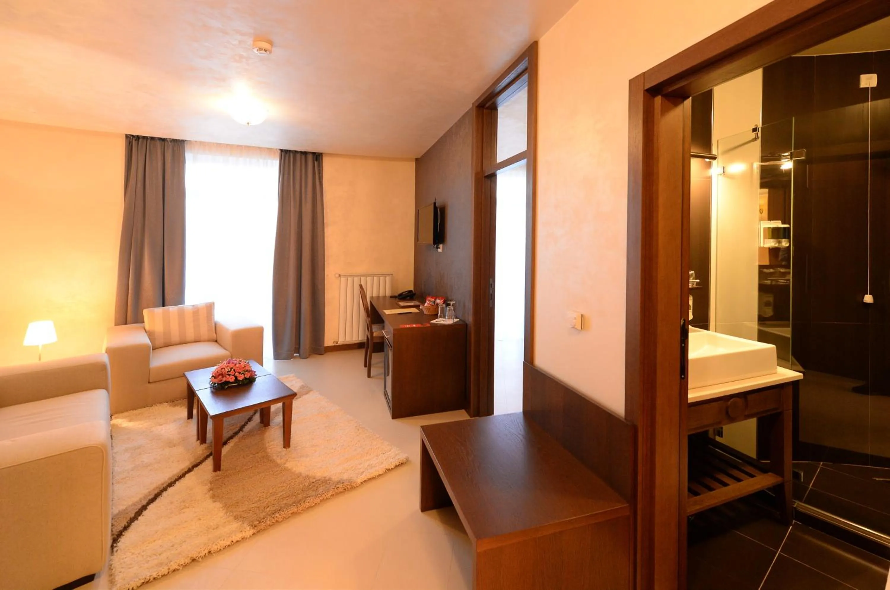 Bathroom, Bed in Hotel Majdan