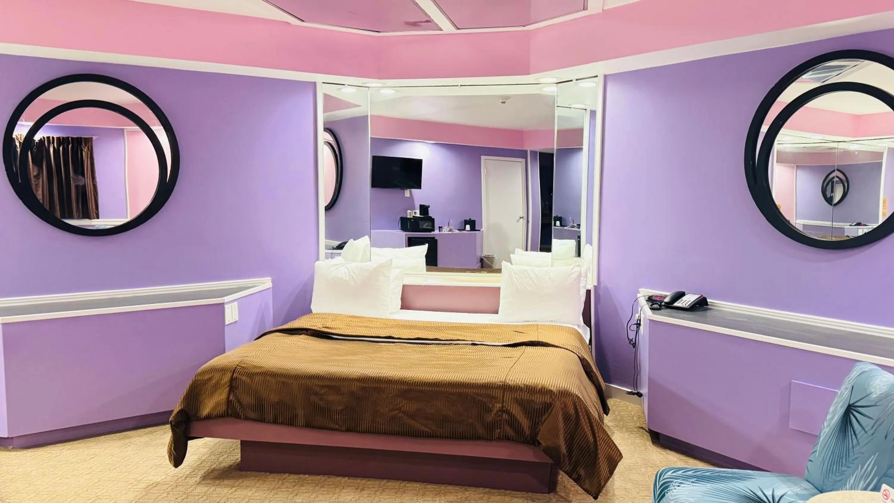 Bed in Inn of the Dove Harrisburg-Hershey Romantic Suites