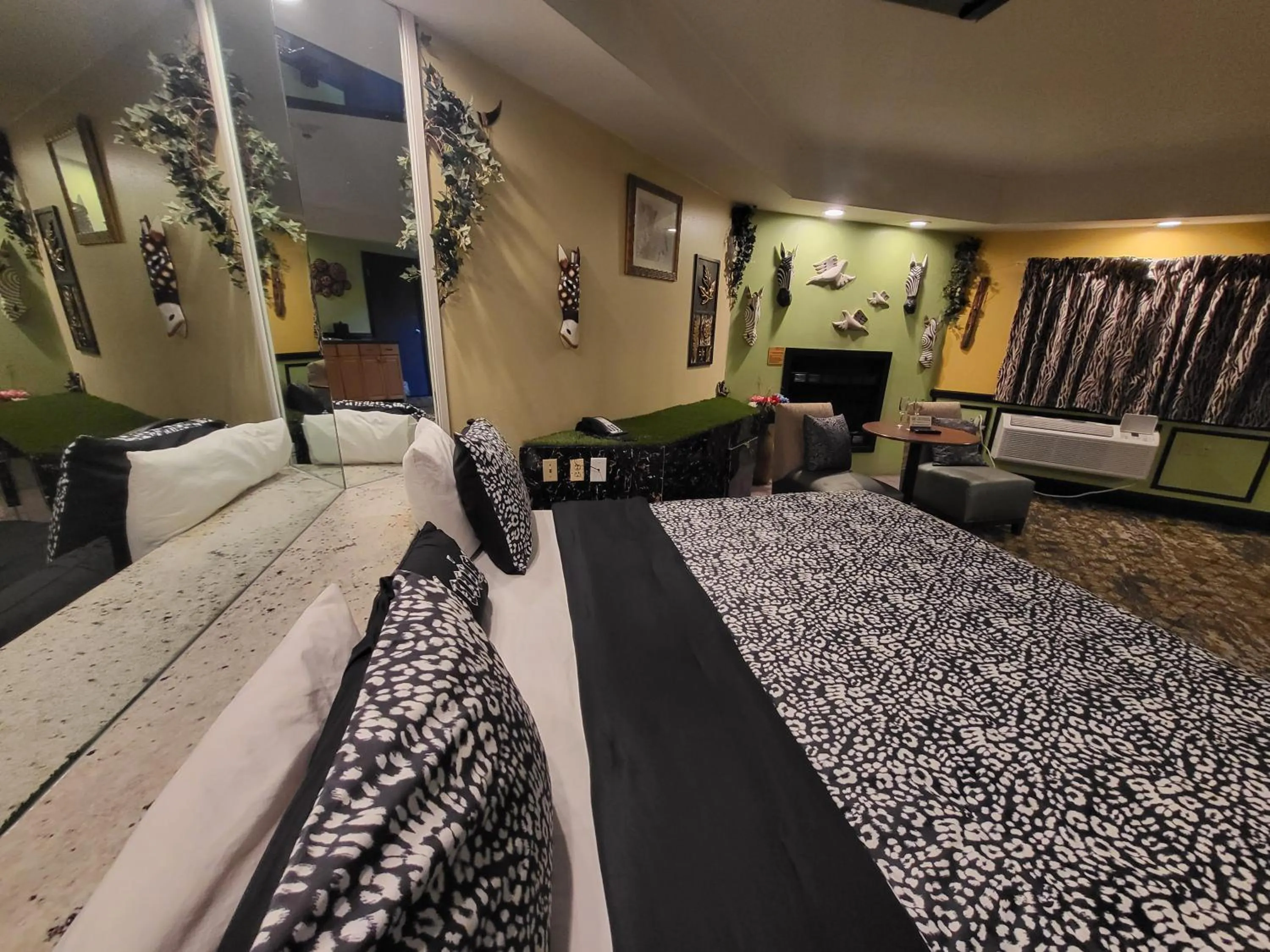 Bed in Inn of the Dove Harrisburg-Hershey Romantic Suites