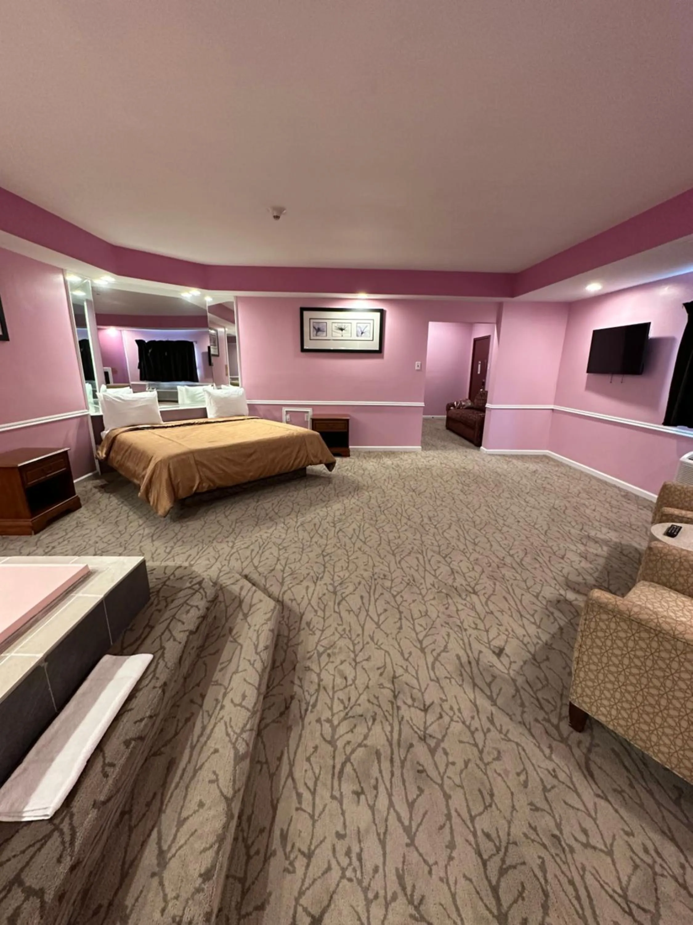 Photo of the whole room, Bed in Inn of the Dove Harrisburg-Hershey Romantic Suites