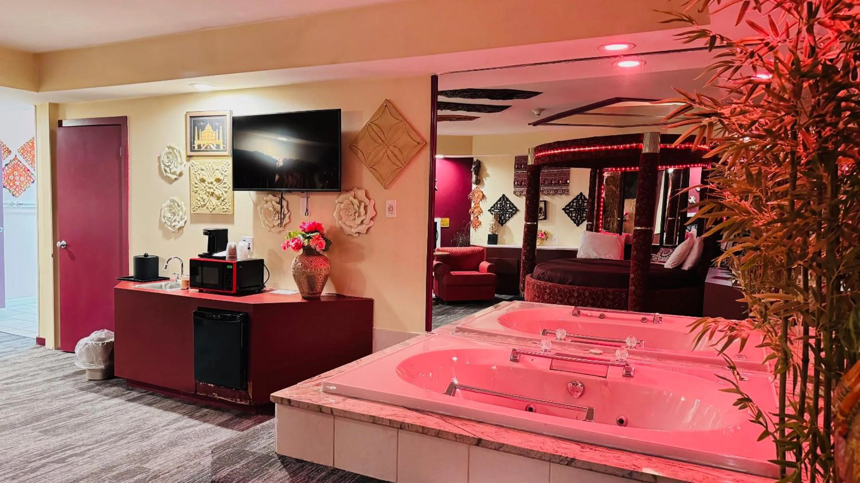 Communal lounge/ TV room, Bed in Inn of the Dove Harrisburg-Hershey Romantic Suites