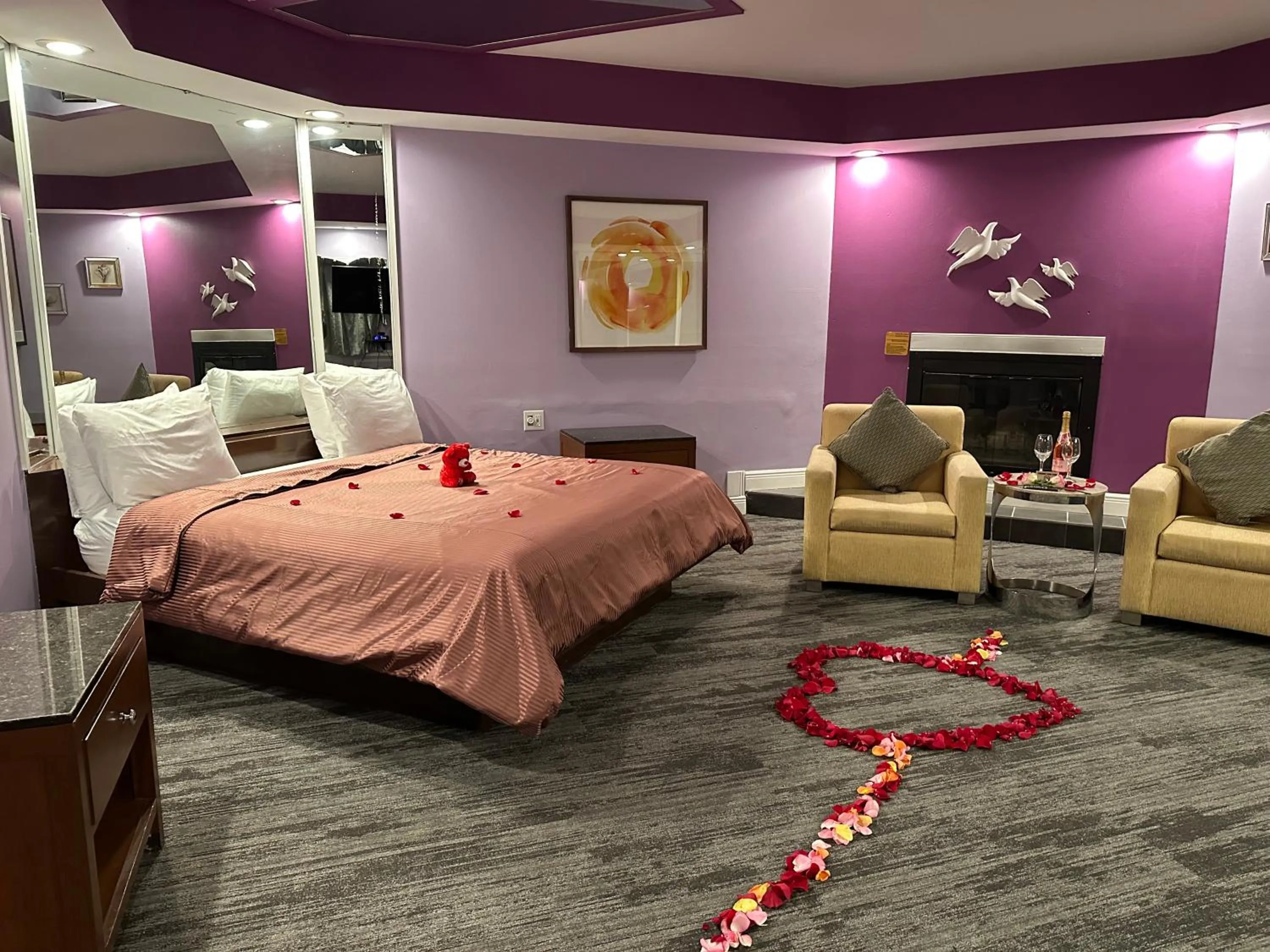 Bed in Inn of the Dove Harrisburg-Hershey Romantic Suites