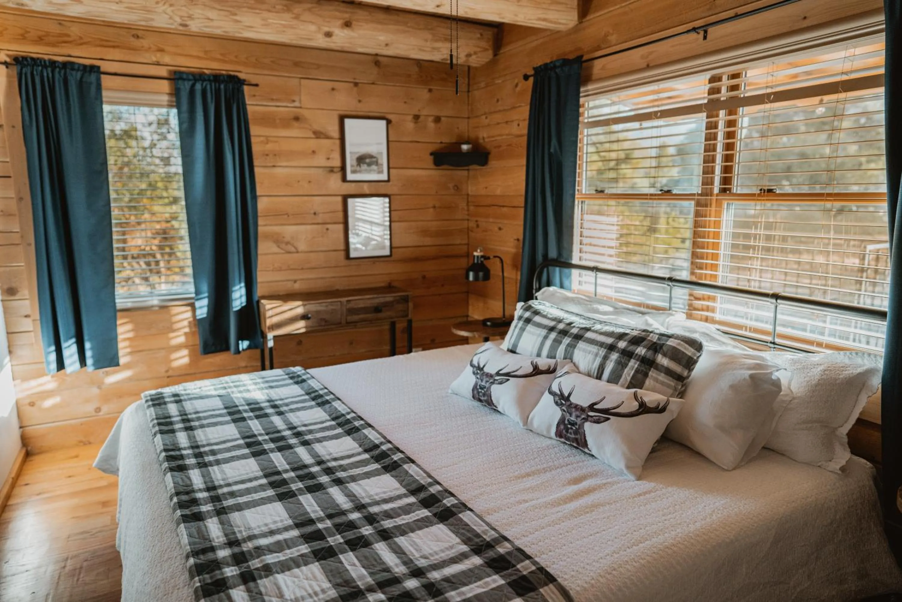 Bed in Scenic View Timber Lodge HotTub by Casa Oso