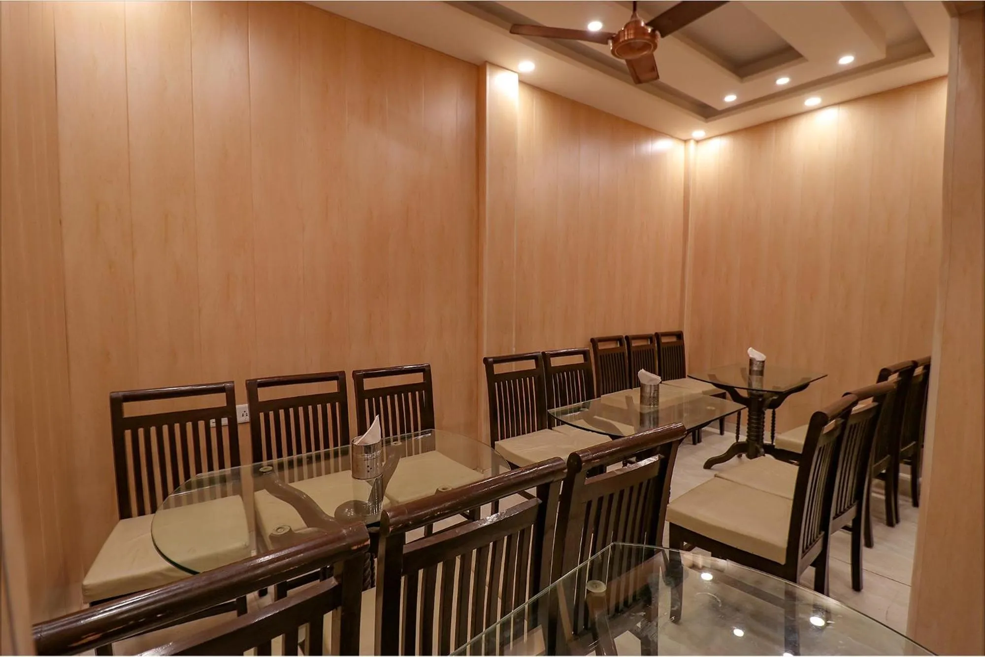 Restaurant/places to eat in FabHotel GD Sunrise Inn Amritsar
