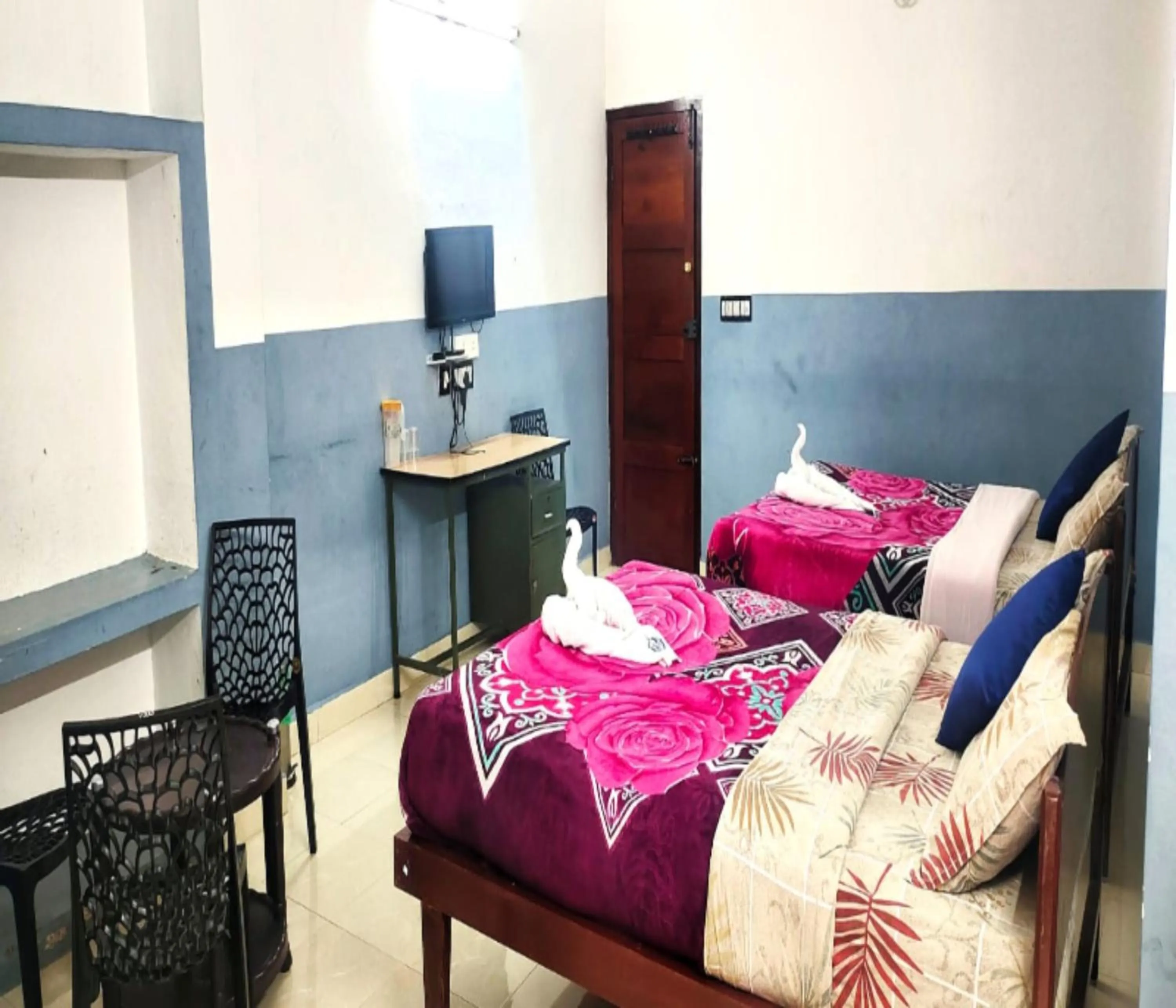 Photo of the whole room, Bed in AC MIST