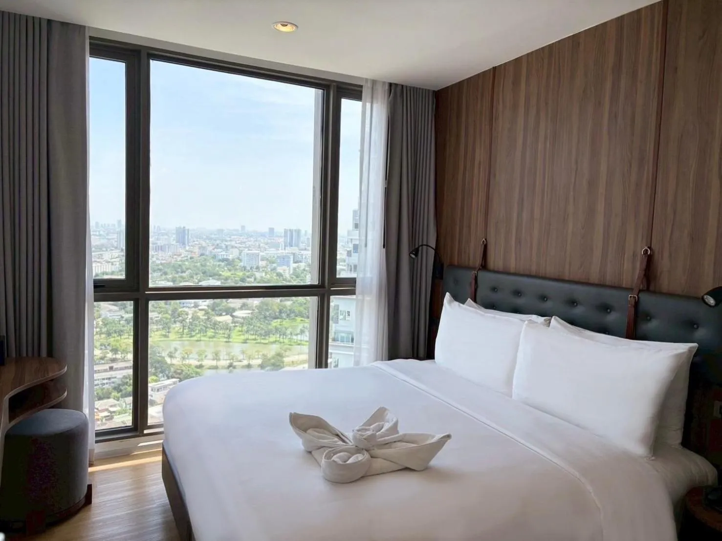 Bed in Oakwood Suites Tiwanon Bangkok