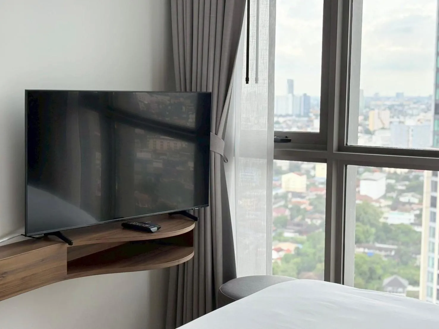 TV and multimedia, Bed in Oakwood Suites Tiwanon Bangkok