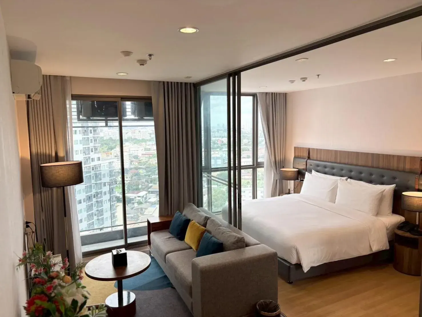 One Bedroom Executive Corner King in Oakwood Suites Tiwanon Bangkok One Bedroom Executive Corner King in Oakwood Suites Tiwanon Bangkok