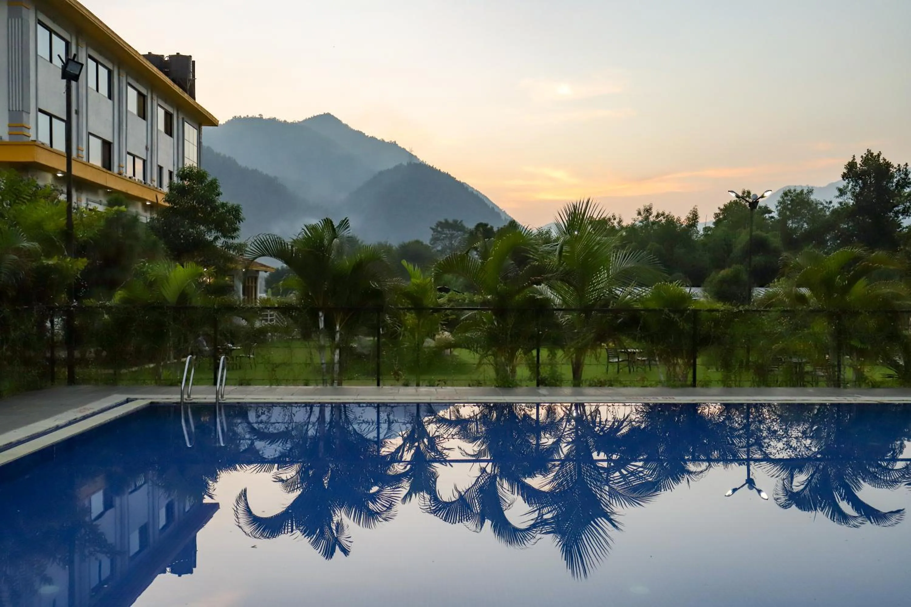 Swimming pool in Siddhartha Riverside Resort, Chumlingtar