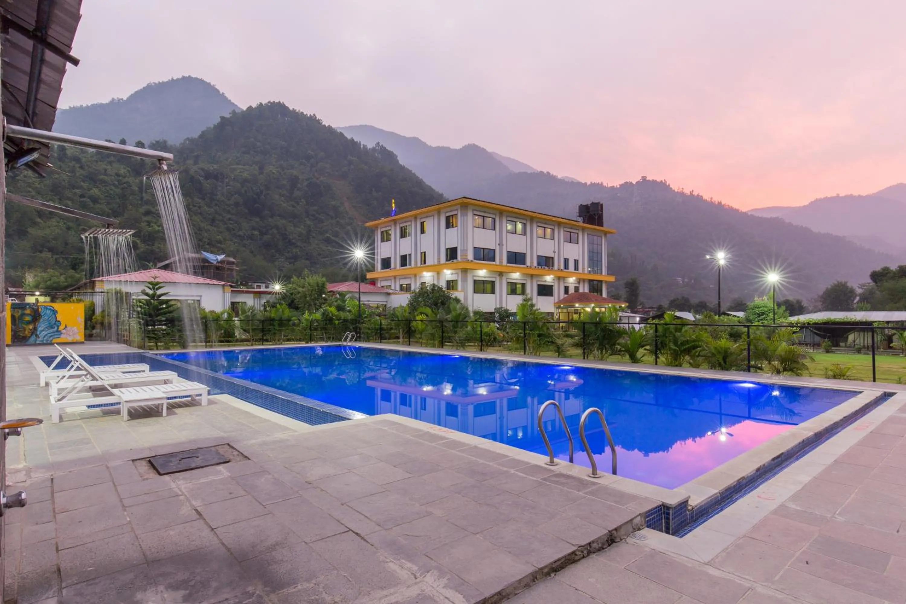 Swimming pool in Siddhartha Riverside Resort, Chumlingtar