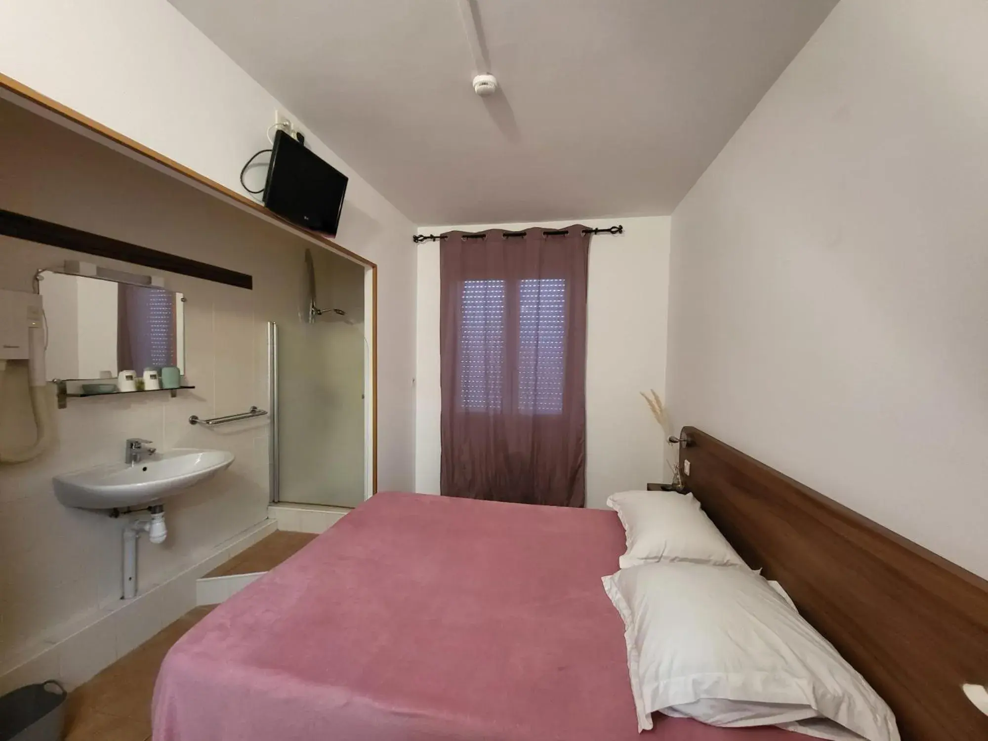 Double Room with Garden View in Hotel Les Rosiers Double Room with Garden View in Hotel Les Rosiers