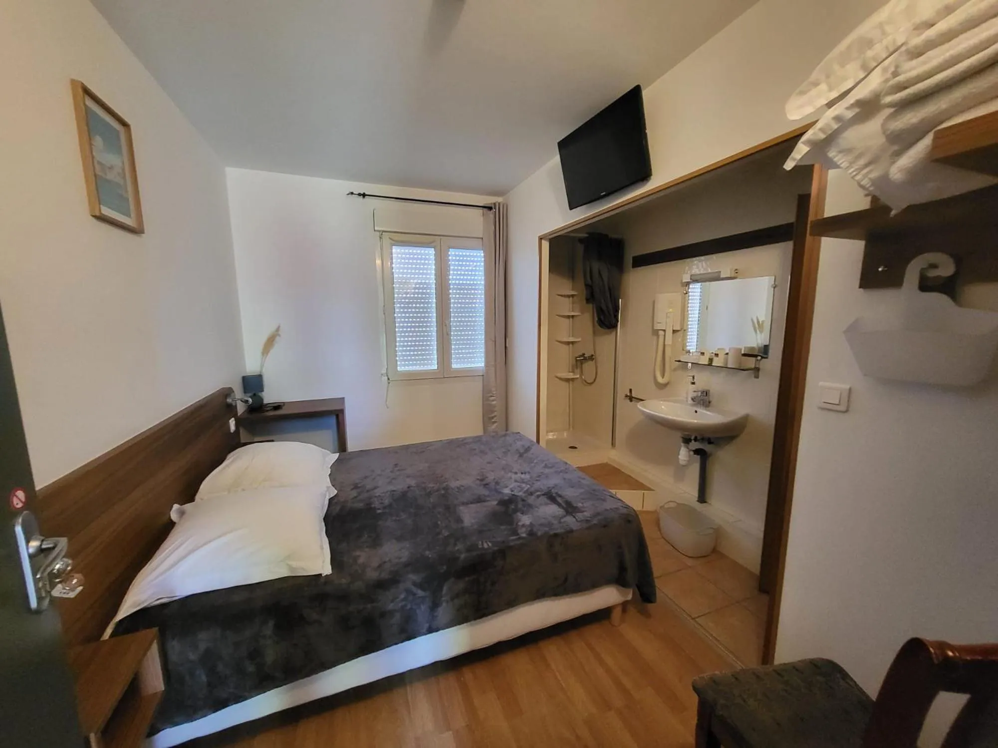 Photo of the whole room in Hotel Les Rosiers