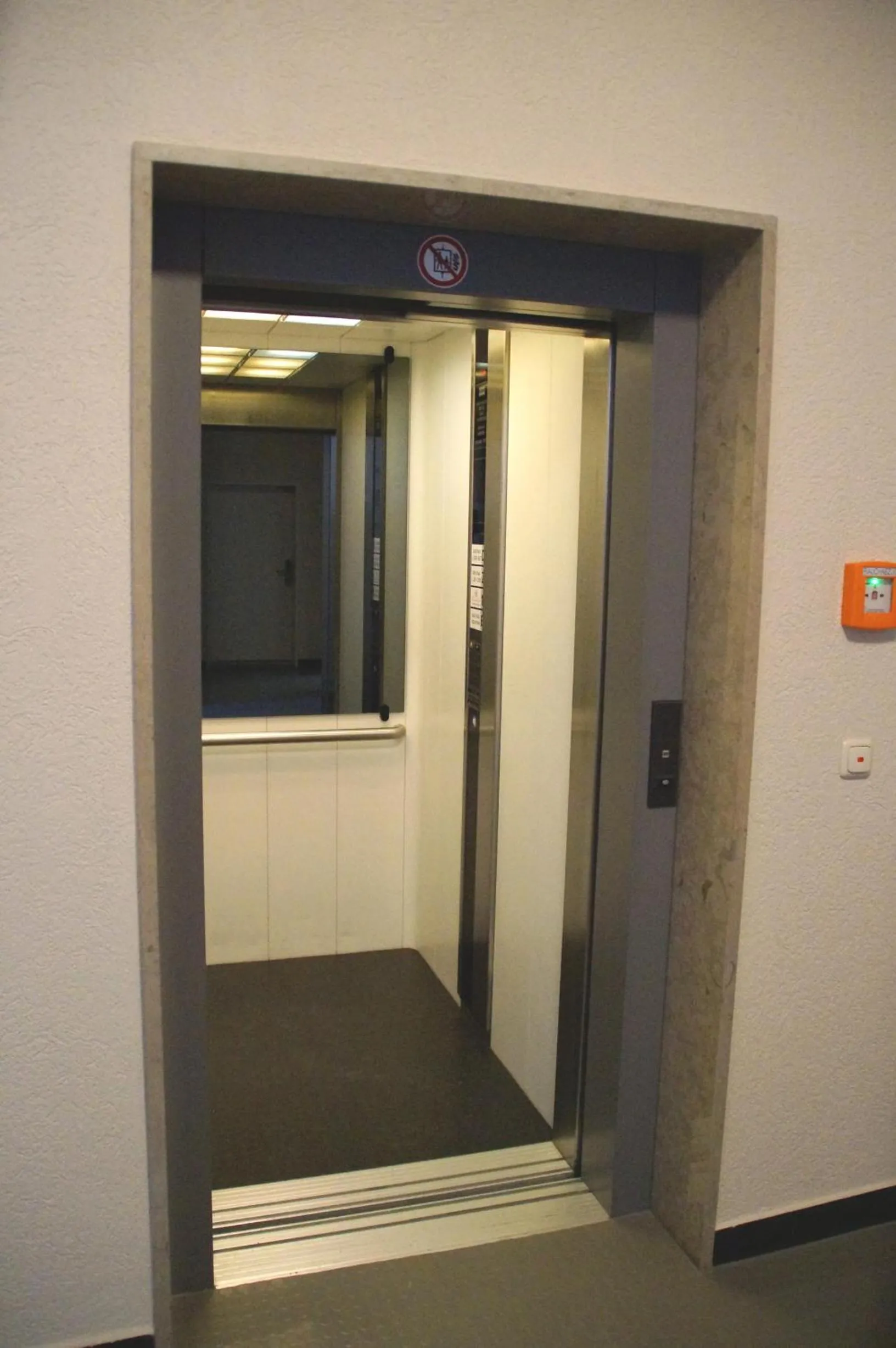 elevator in Das Falk Apartmenthaus