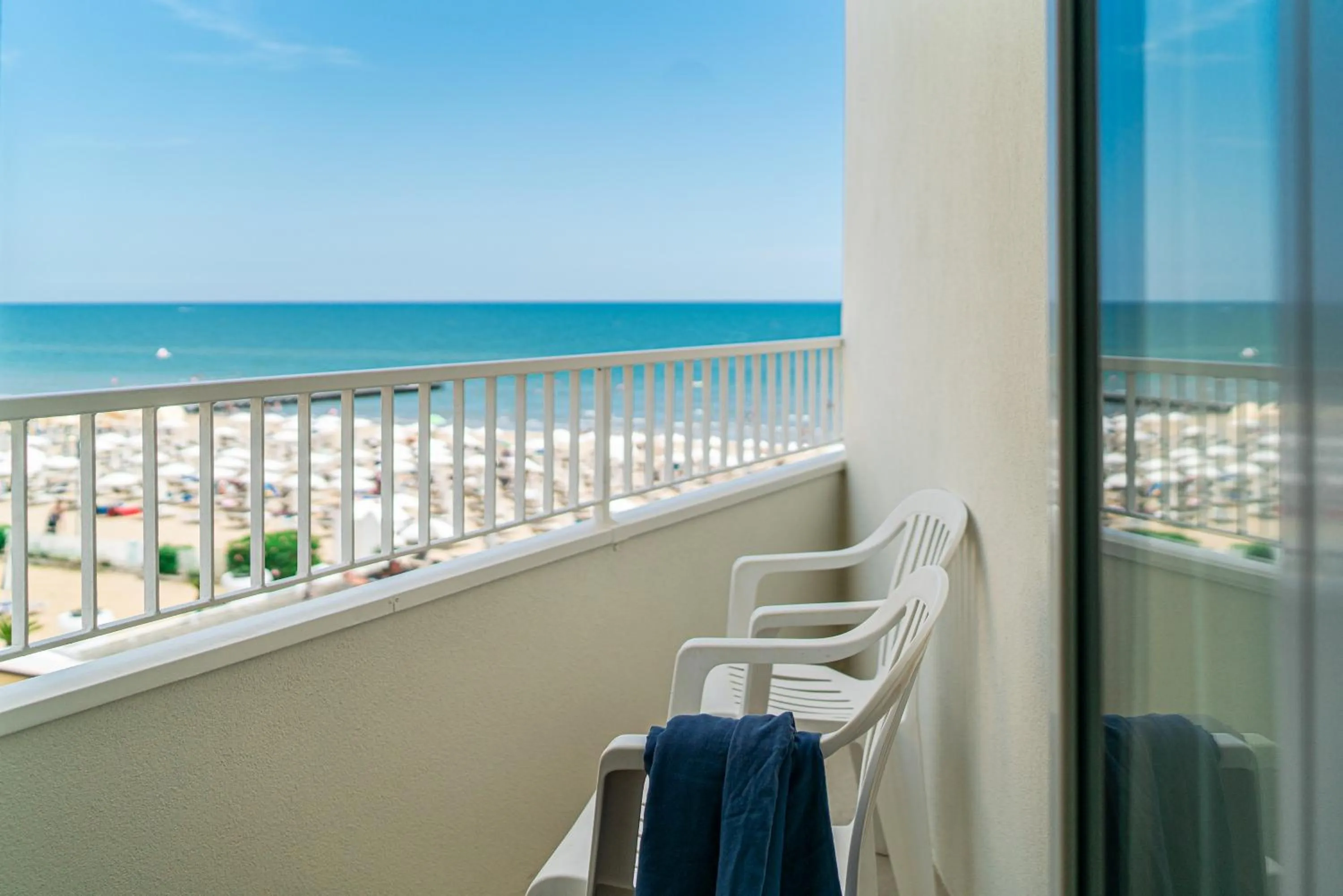 Restaurant/places to eat in Hotel Condor