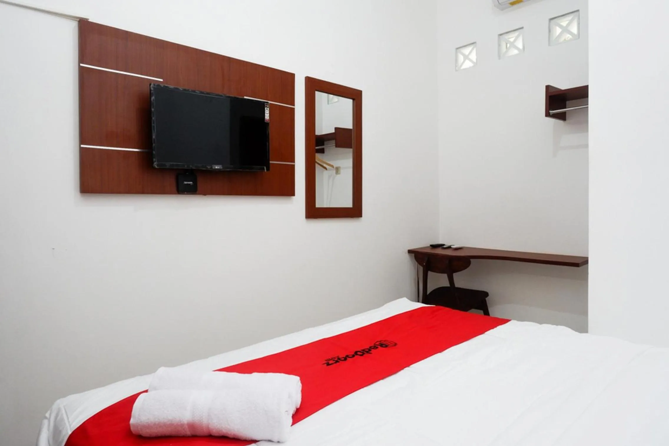 Bedroom, Bed in RedDoorz Syariah near Exit Tol Krapyak Semarang