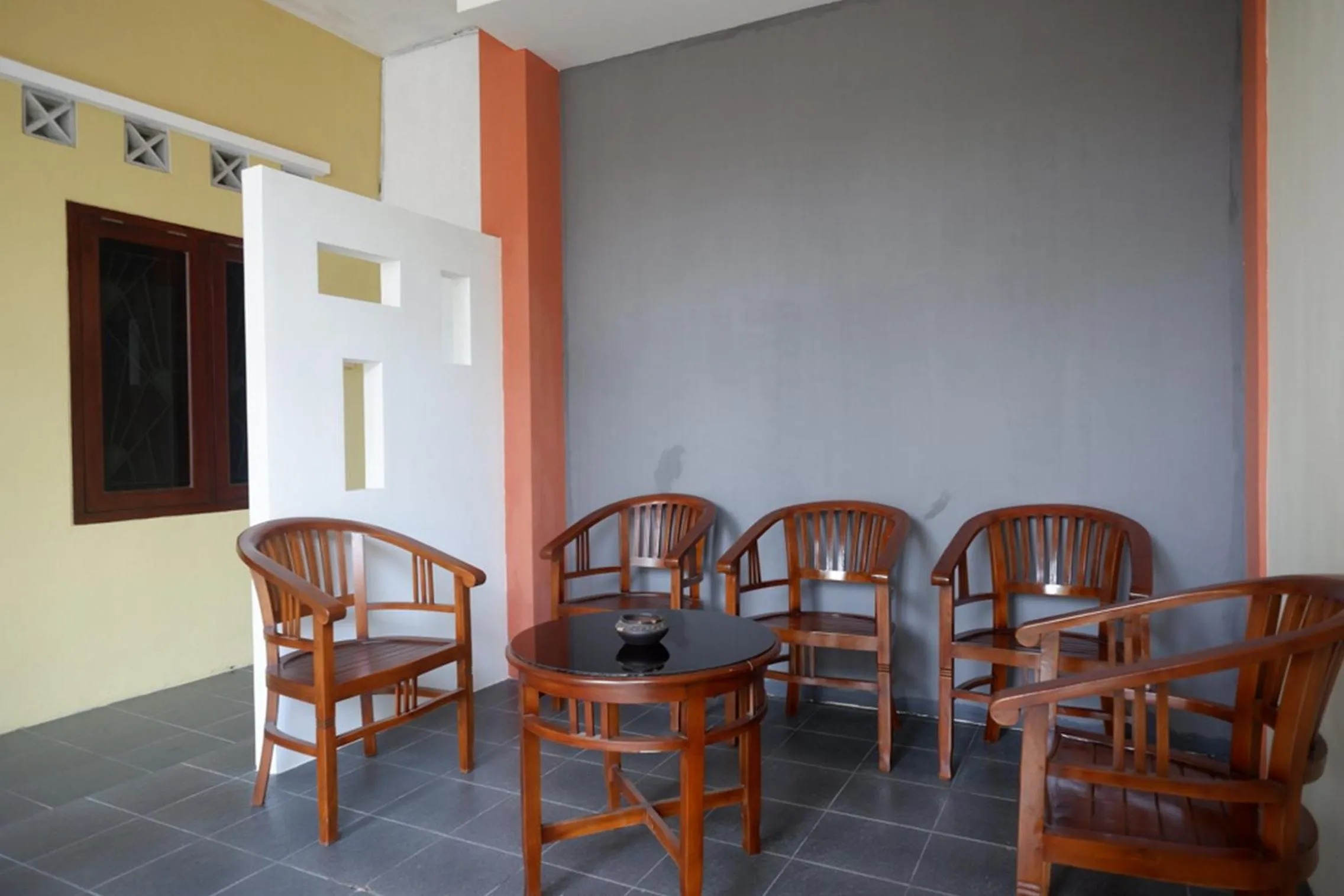 Seating area in RedDoorz Syariah near Exit Tol Krapyak Semarang