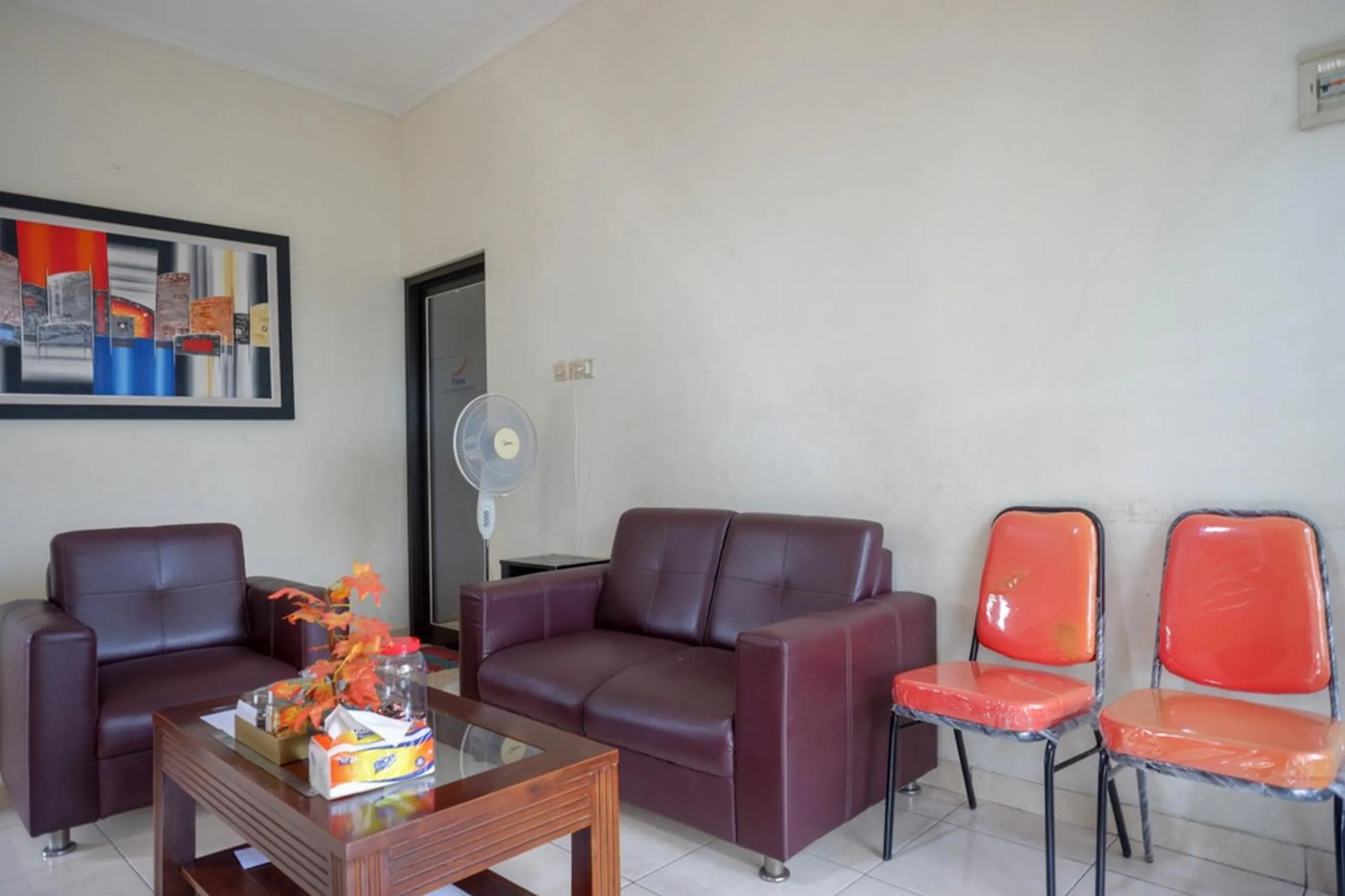 Seating area in RedDoorz Syariah near Exit Tol Krapyak Semarang