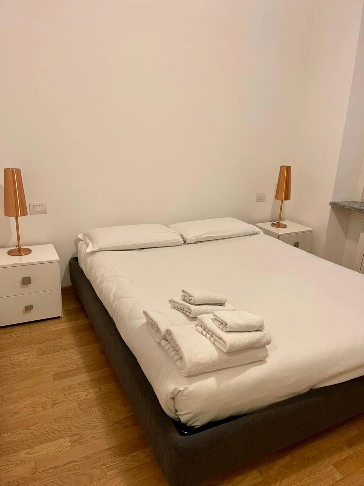 Bedroom, Bed in Easy Milano - Rooms and Apartments Navigli