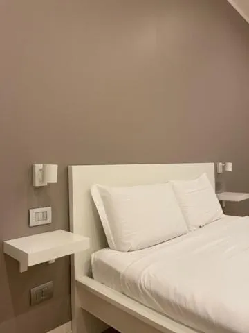 Bedroom, Bed in Easy Milano - Rooms and Apartments Navigli