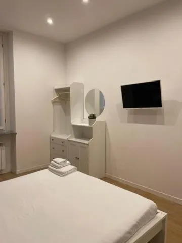 Bedroom, Bed in Easy Milano - Rooms and Apartments Navigli