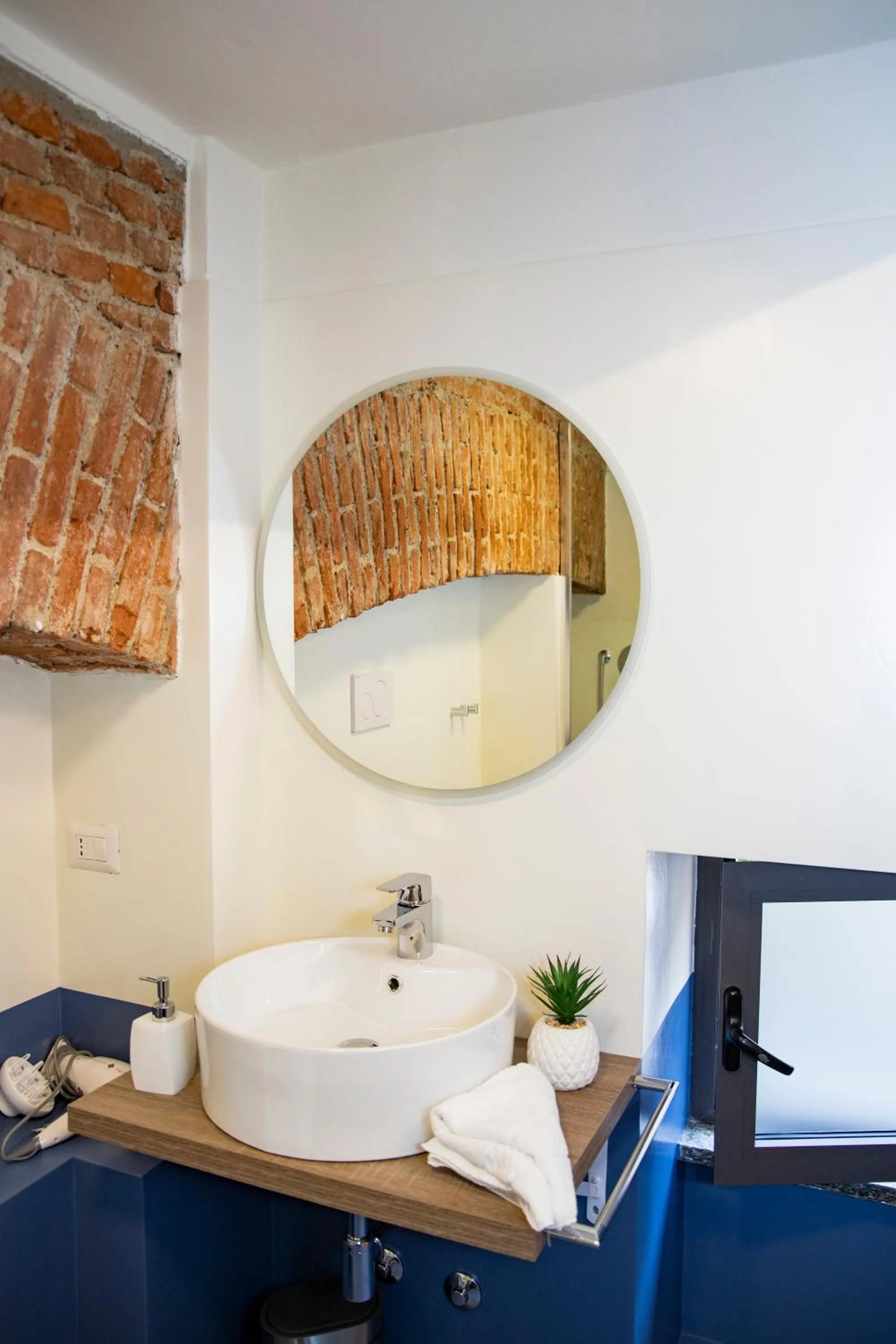 Bathroom in Easy Milano - Rooms and Apartments Navigli