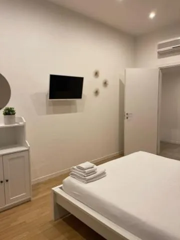 Bedroom, Bed in Easy Milano - Rooms and Apartments Navigli