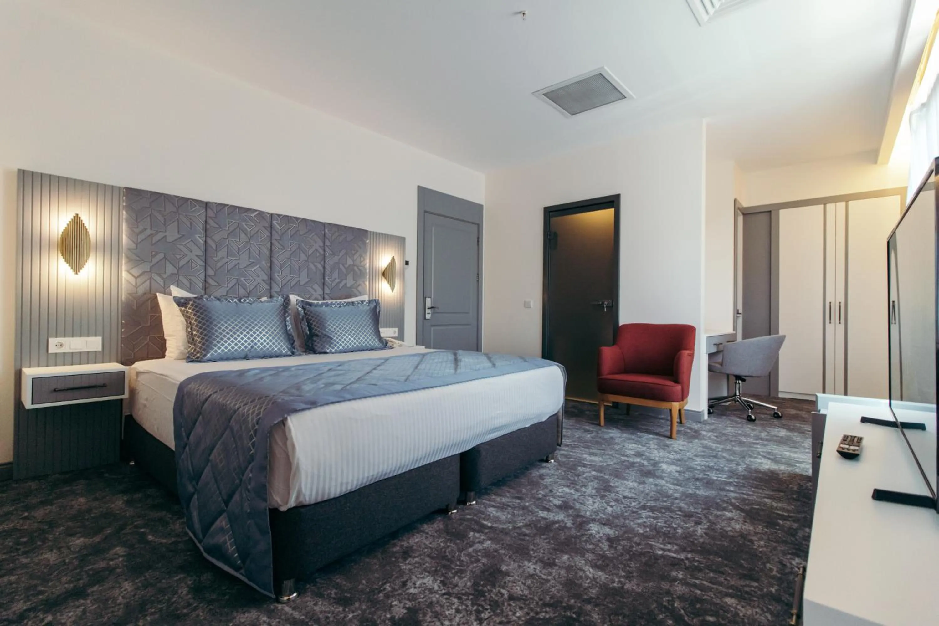 Bedroom, Bed in CK Farabi Hotel