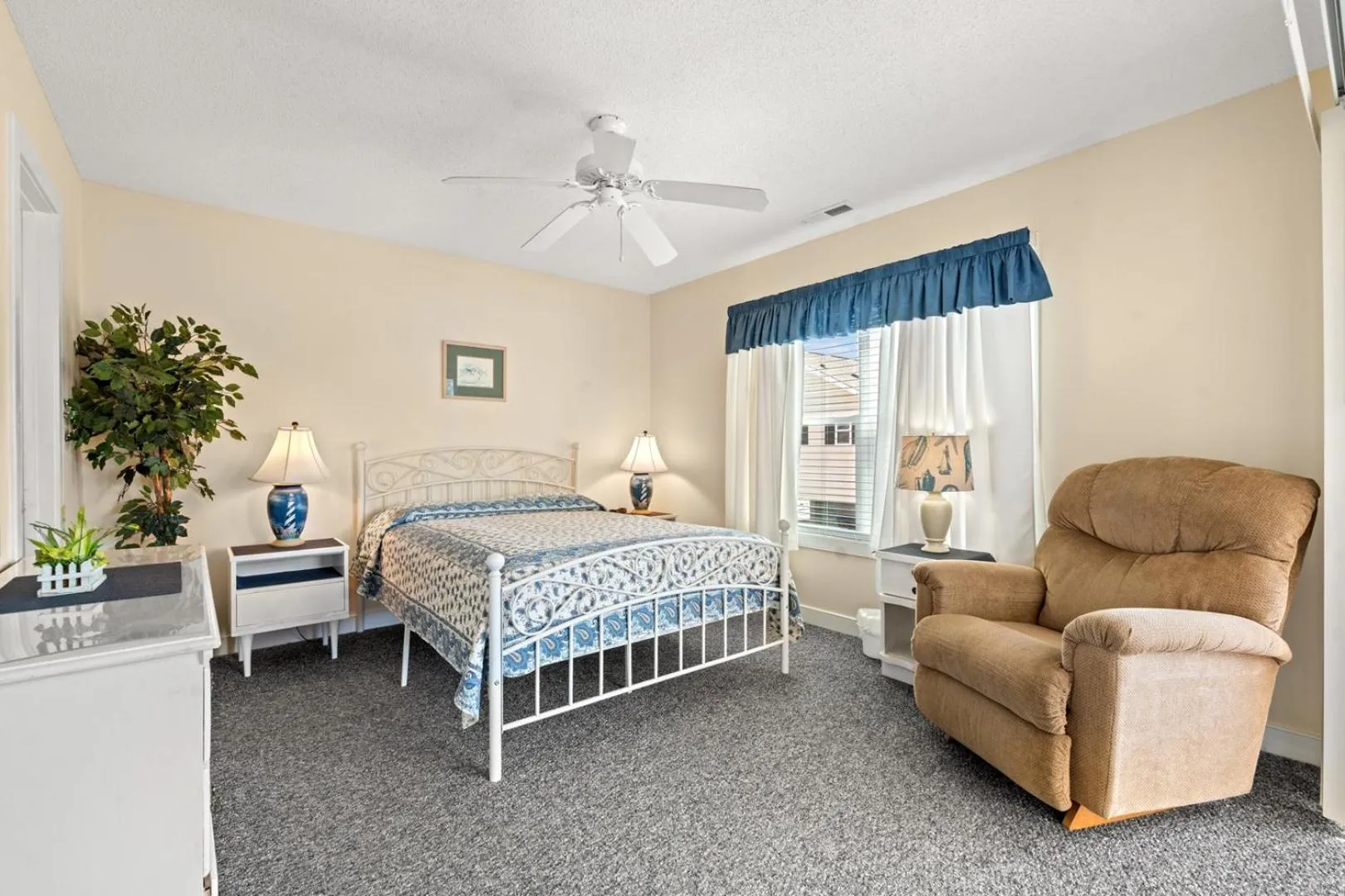 Bed in Ocean Green Cottage 9632