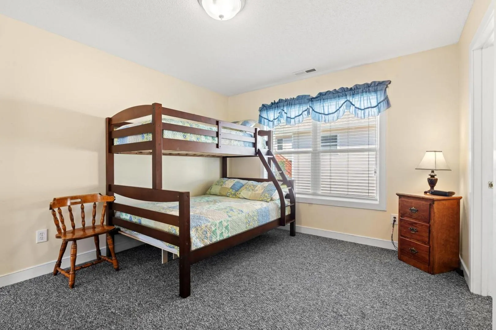 Bed in Ocean Green Cottage 9632