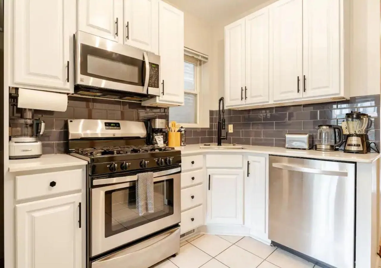 Coffee/tea facilities in 2 Bed Apt w/ Office, Free Parking, Near Wrigley