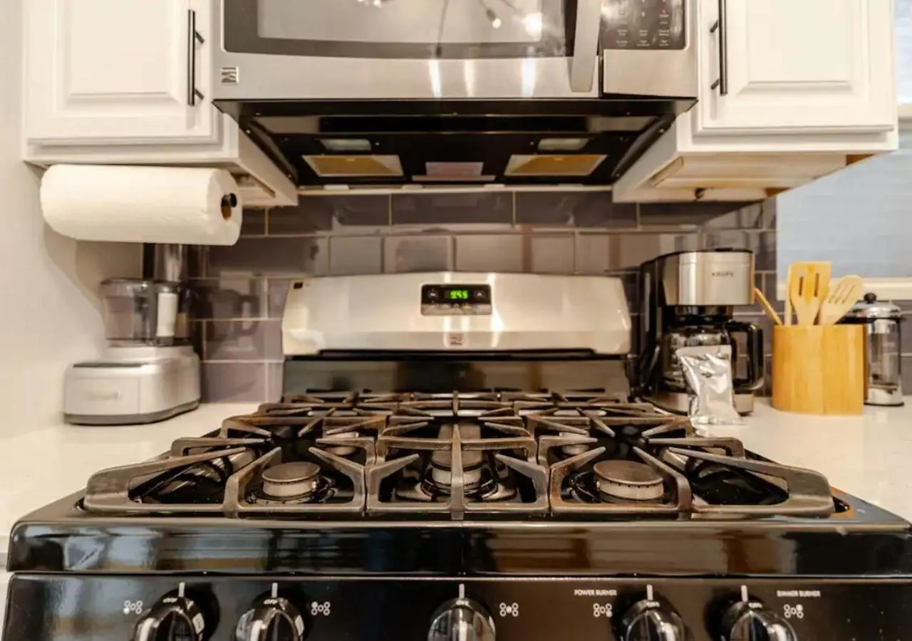 Kitchen or kitchenette in 2 Bed Apt w/ Office, Free Parking, Near Wrigley