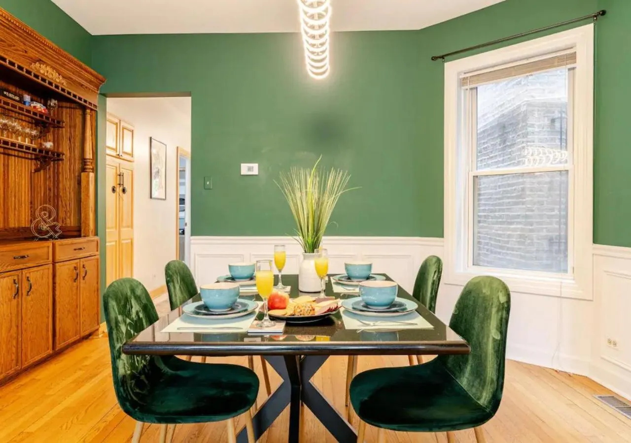 Dining area in 2 Bed Apt w/ Office, Free Parking, Near Wrigley