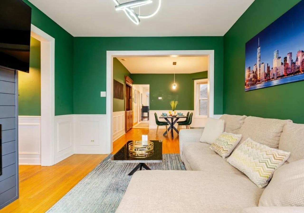 TV and multimedia in 2 Bed Apt w/ Office, Free Parking, Near Wrigley