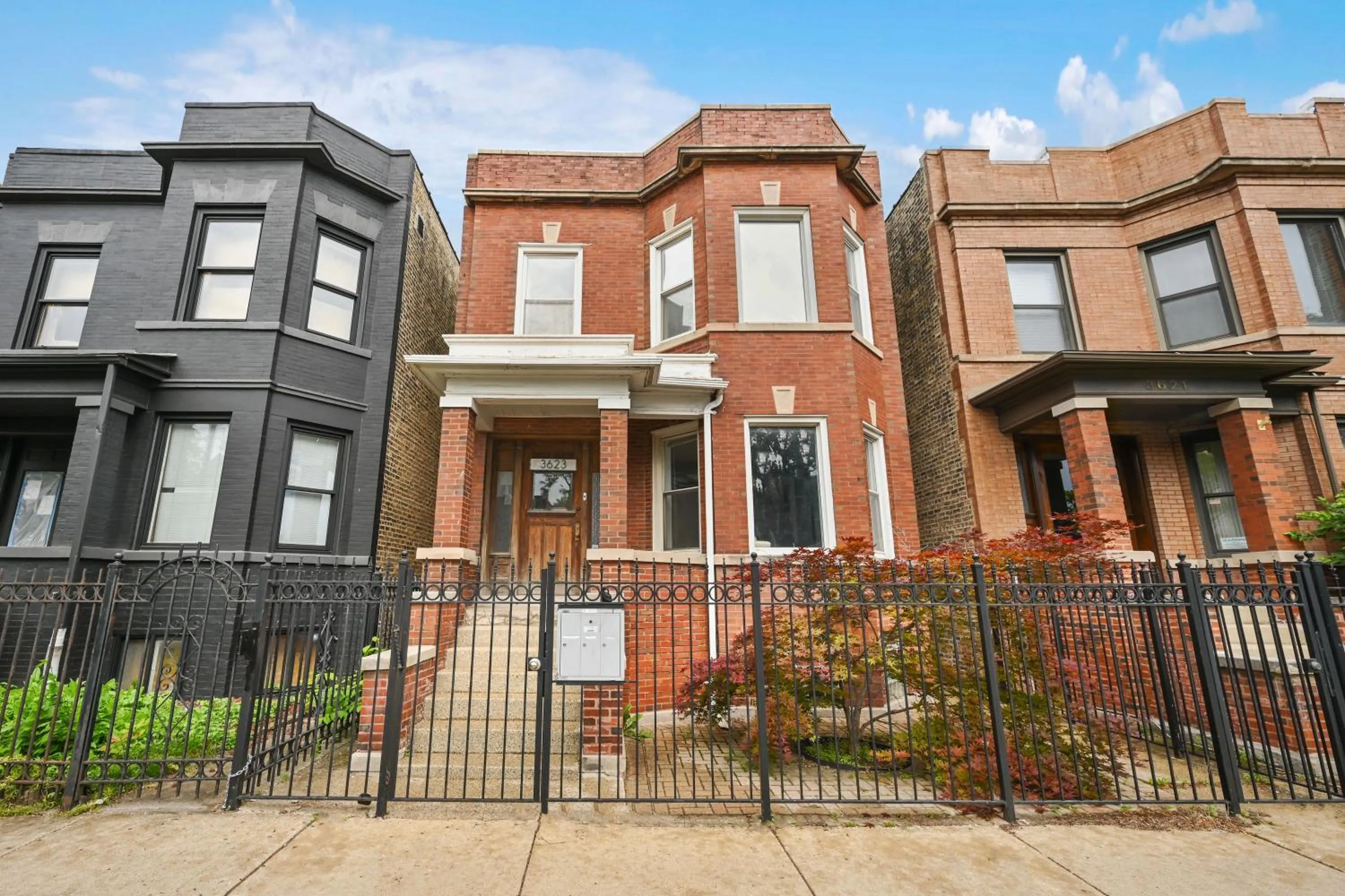 Property building in 2 Bed Apt w/ Office, Free Parking, Near Wrigley