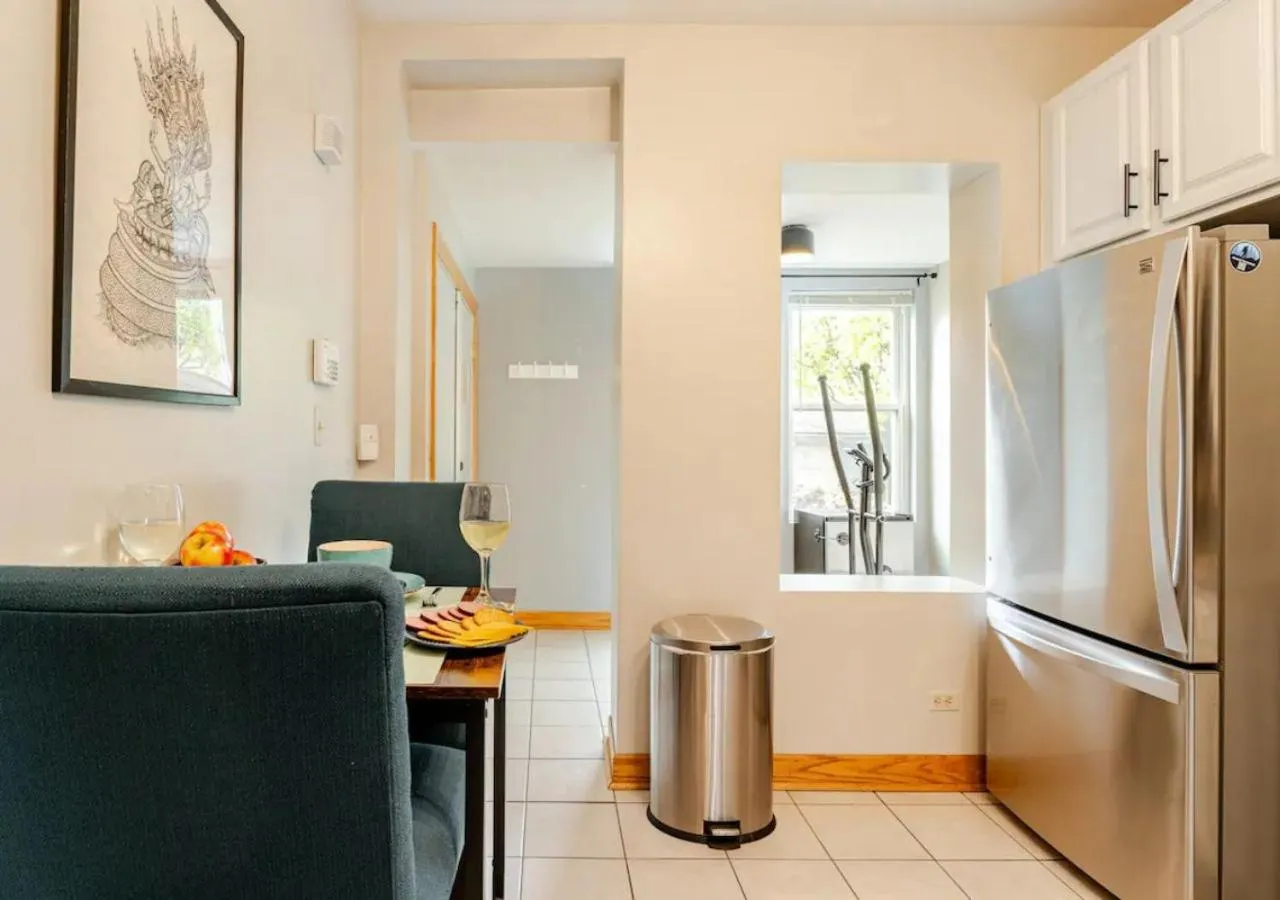 Kitchen or kitchenette in 2 Bed Apt w/ Office, Free Parking, Near Wrigley