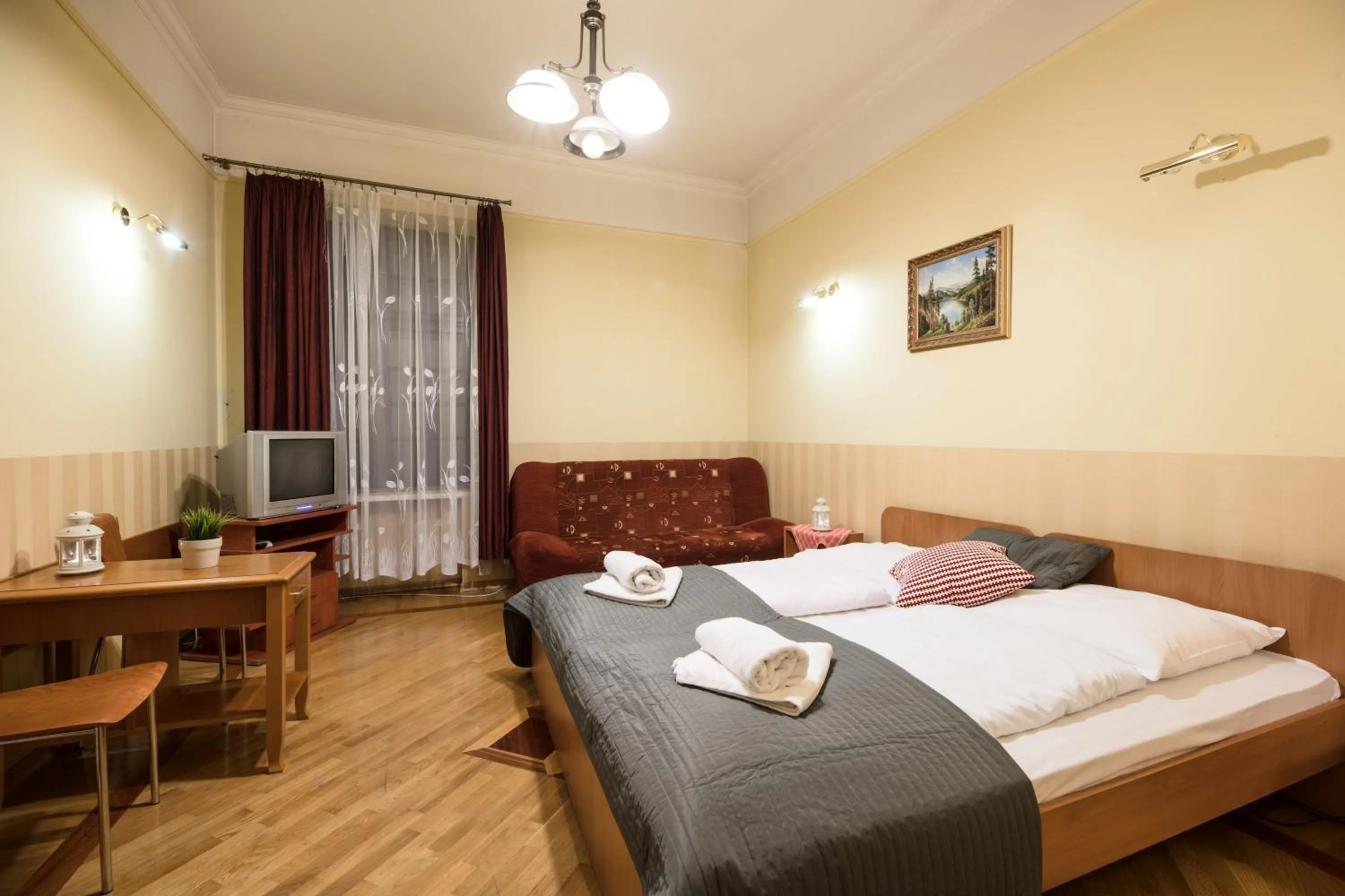 Photo of the whole room, Bed in Golden Lion Guest Rooms Szewska 19