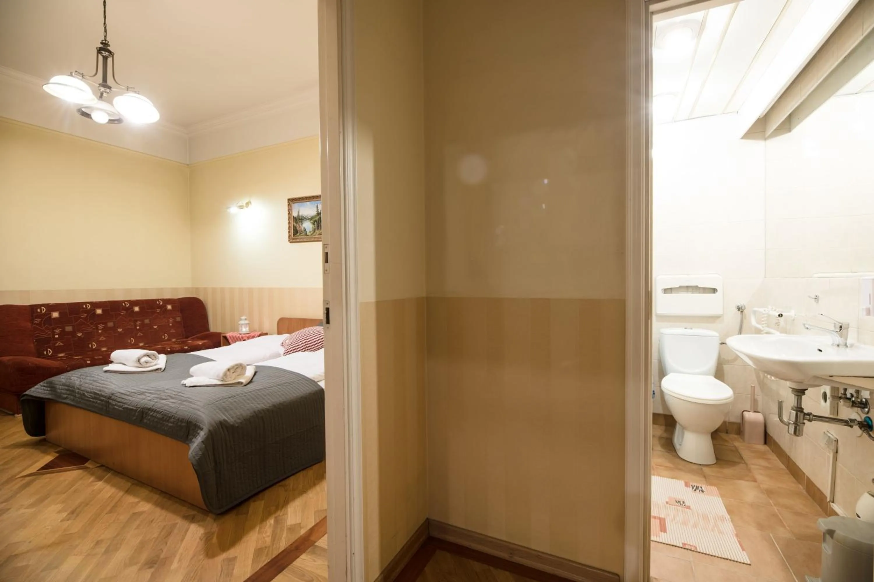 Photo of the whole room, Bed in Golden Lion Guest Rooms Szewska 19