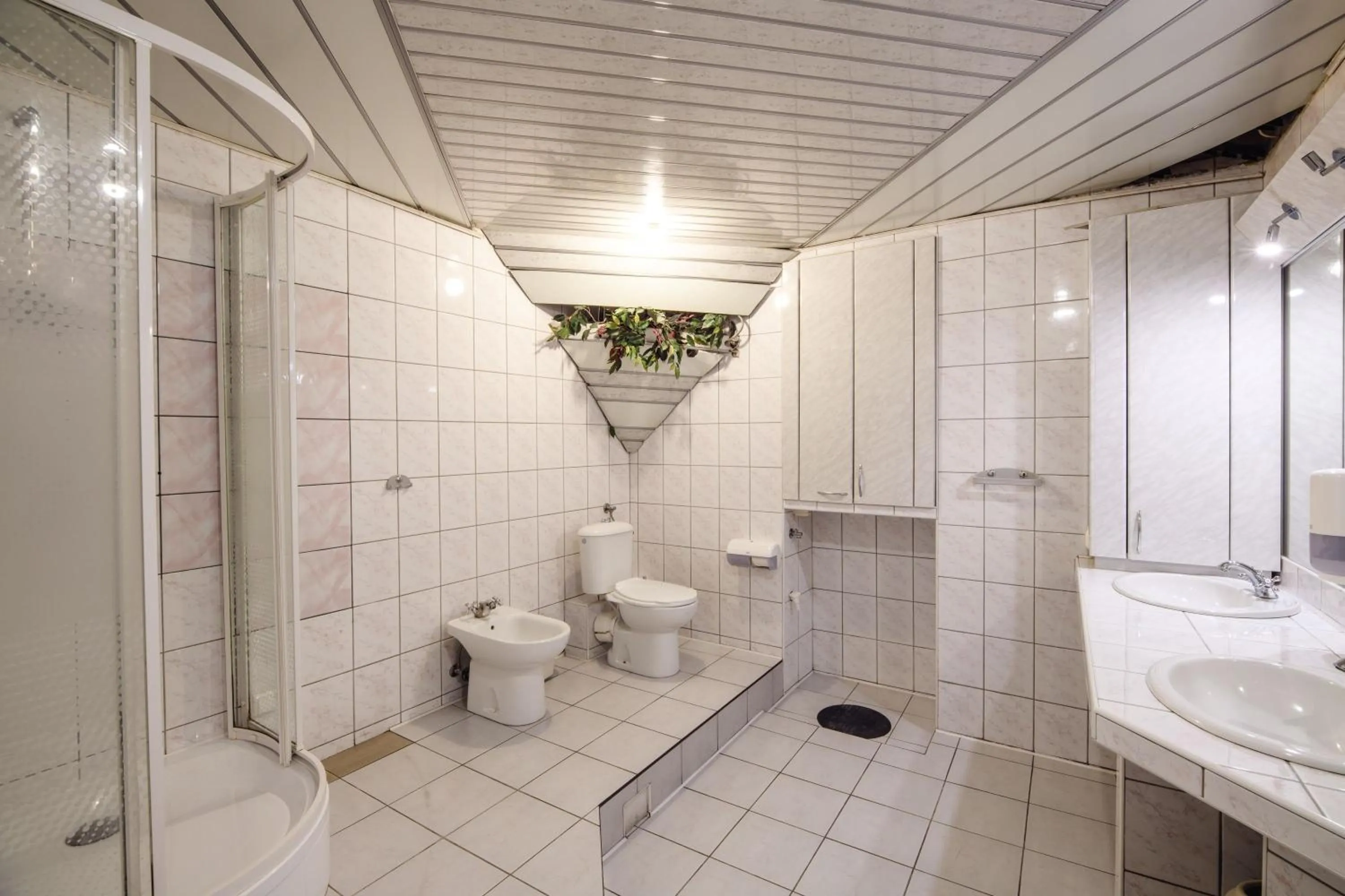 Shower in Golden Lion Guest Rooms Szewska 19