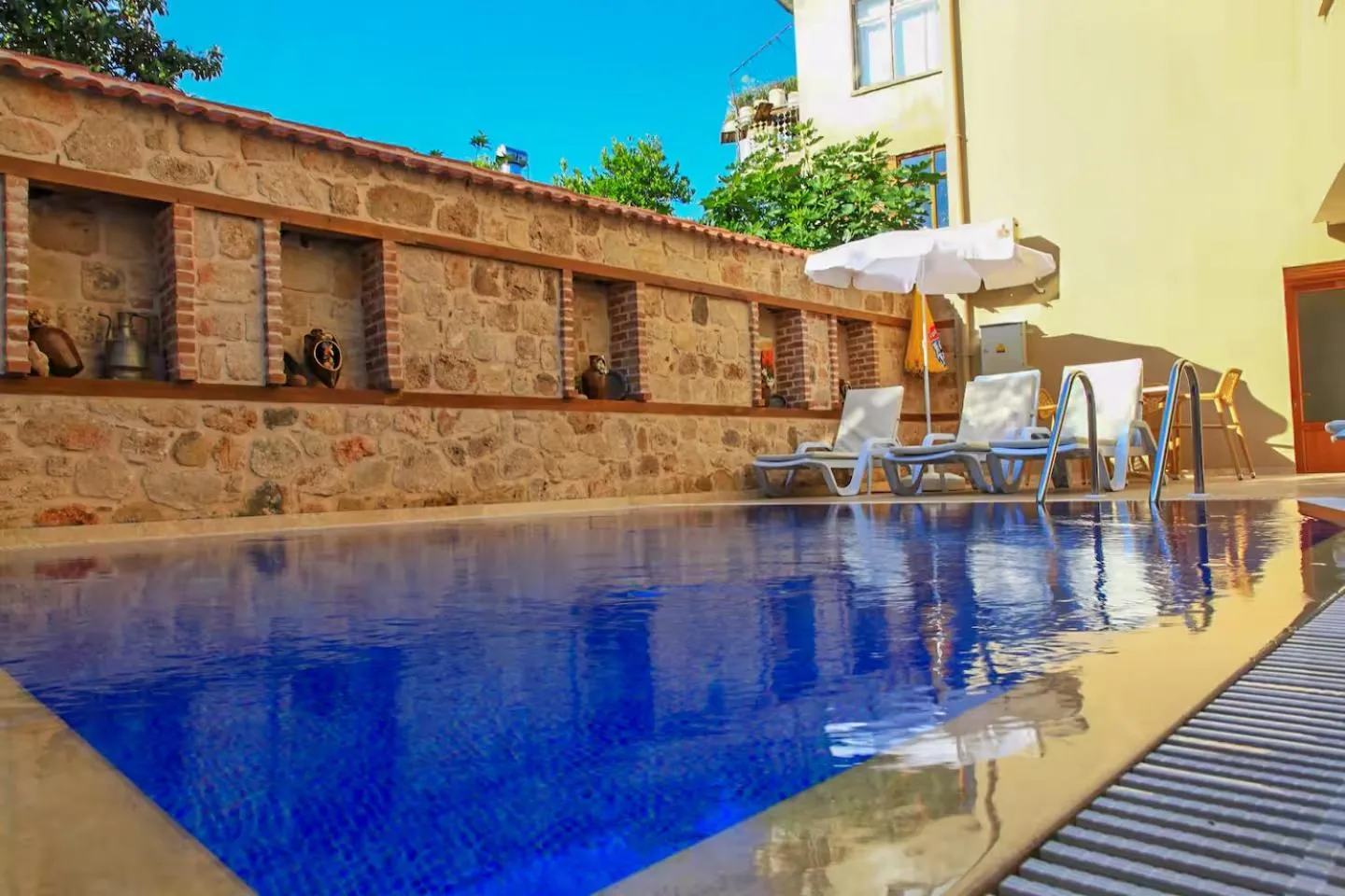 Swimming pool in Bacchus Pension