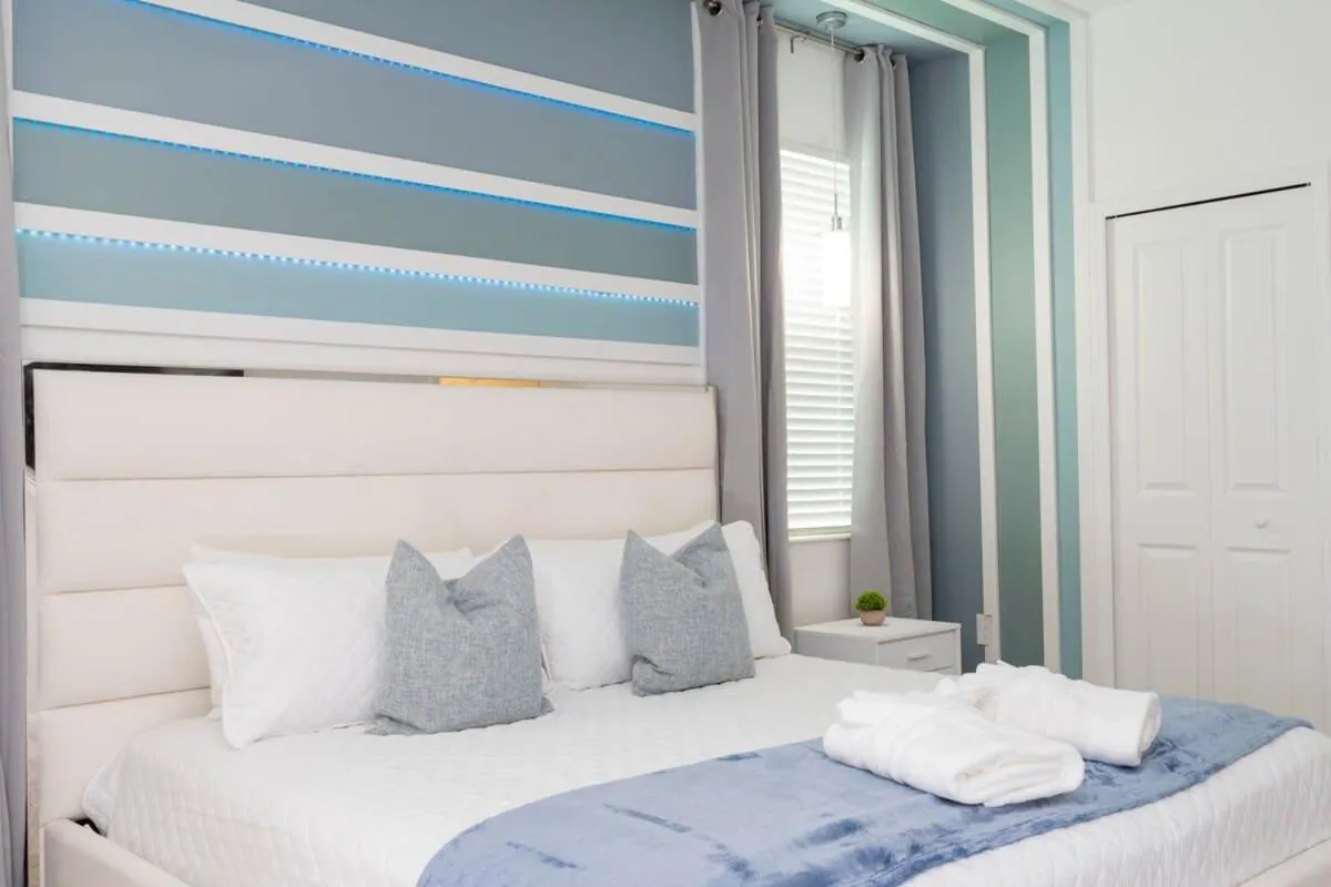 Bed in Joyful 8Bd Single Family w Pool @Champions Gate 9262