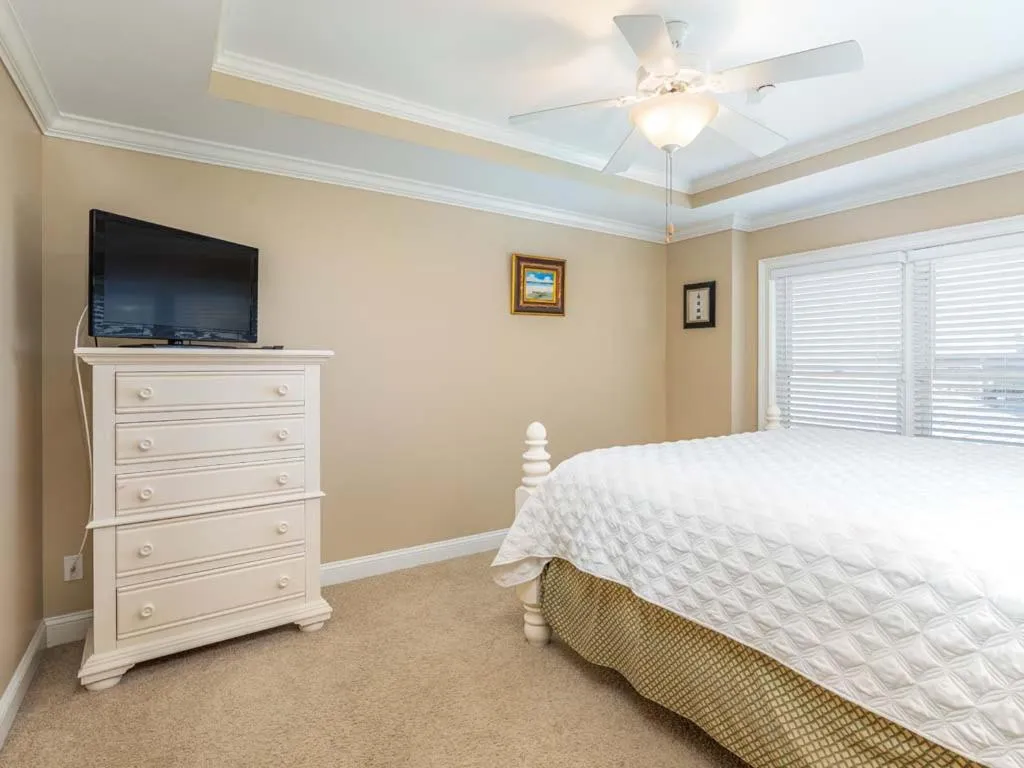 Bed in Silver Seas 301