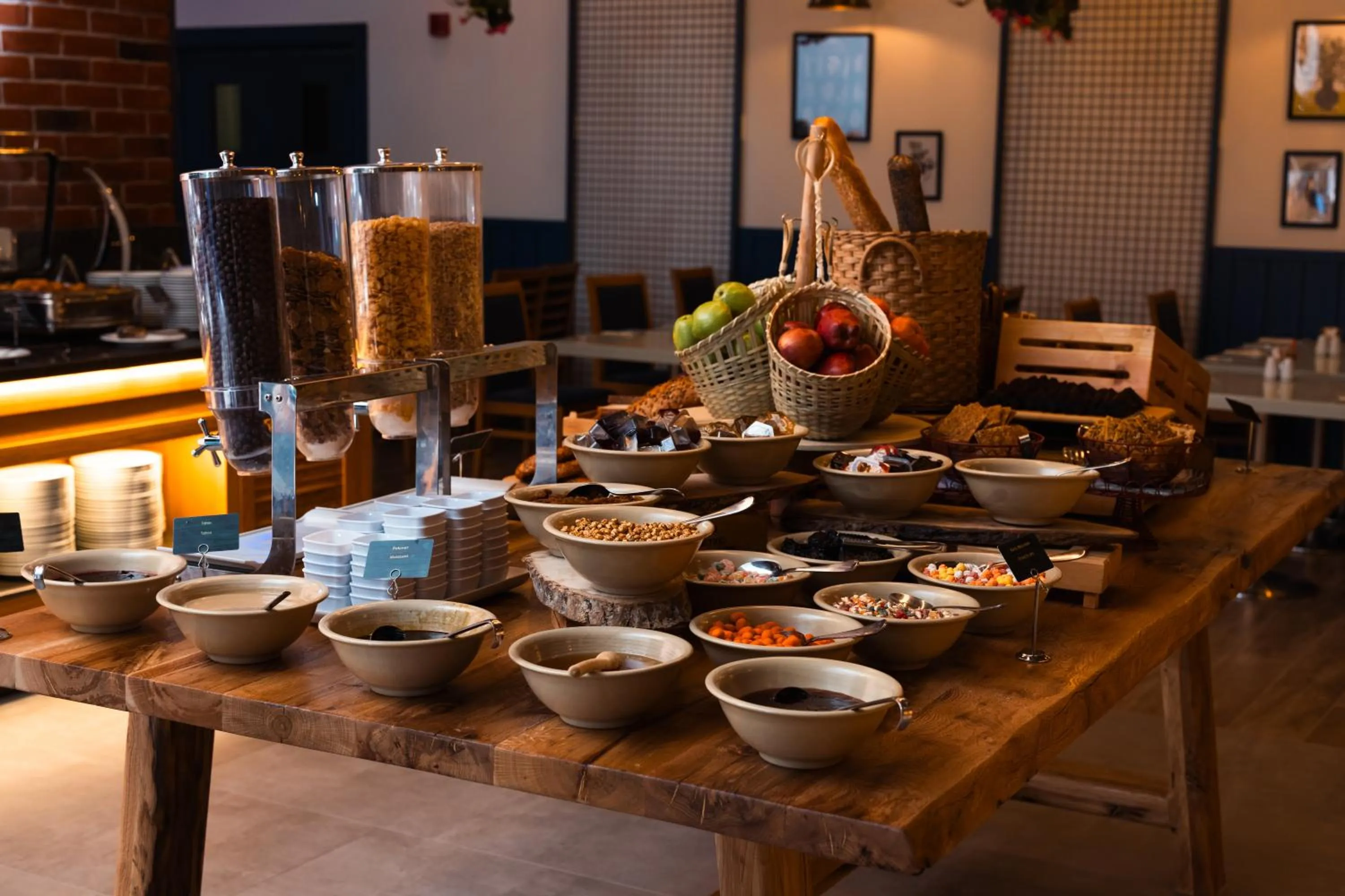 Restaurant/places to eat in WOW Airport Hotel