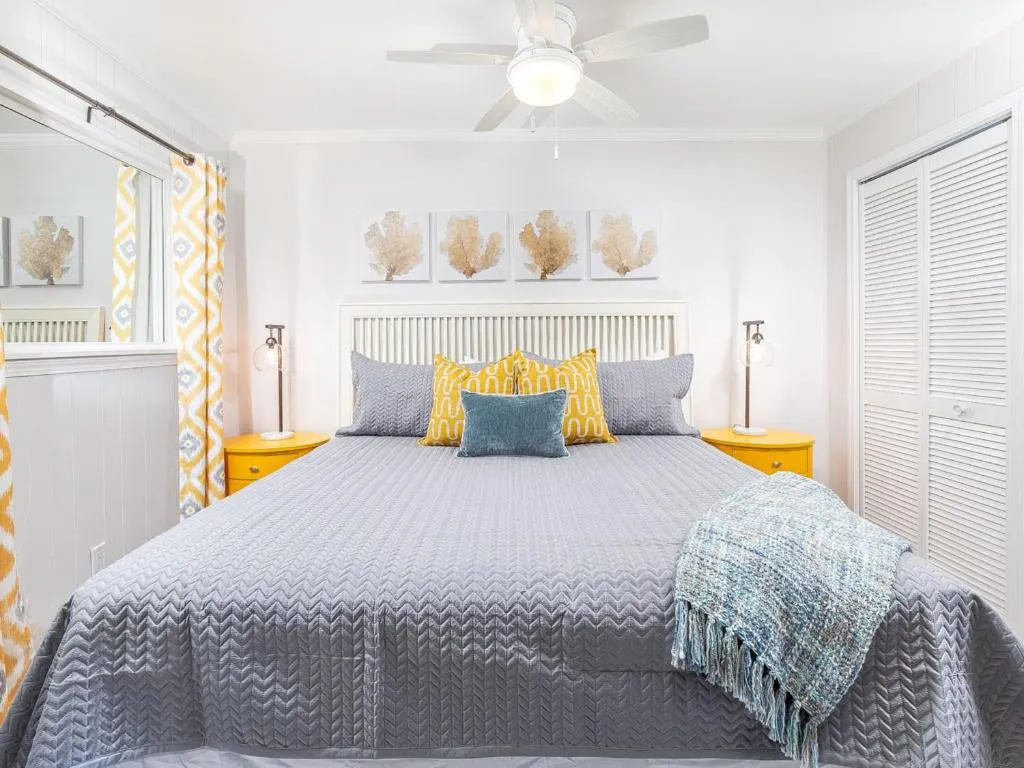 Bed in Beach Racquet B302