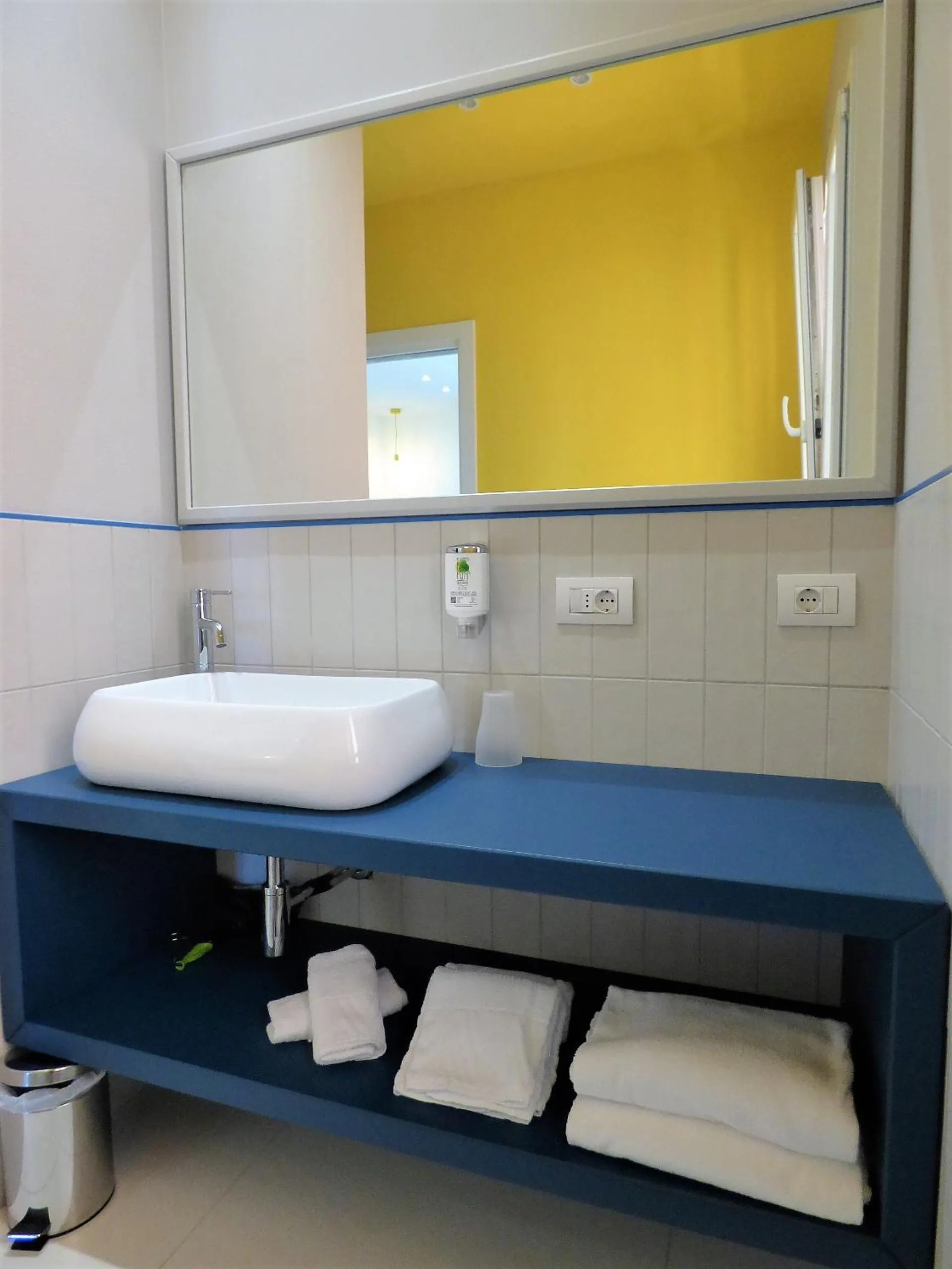 Bathroom, Bed in Hotel Trevi